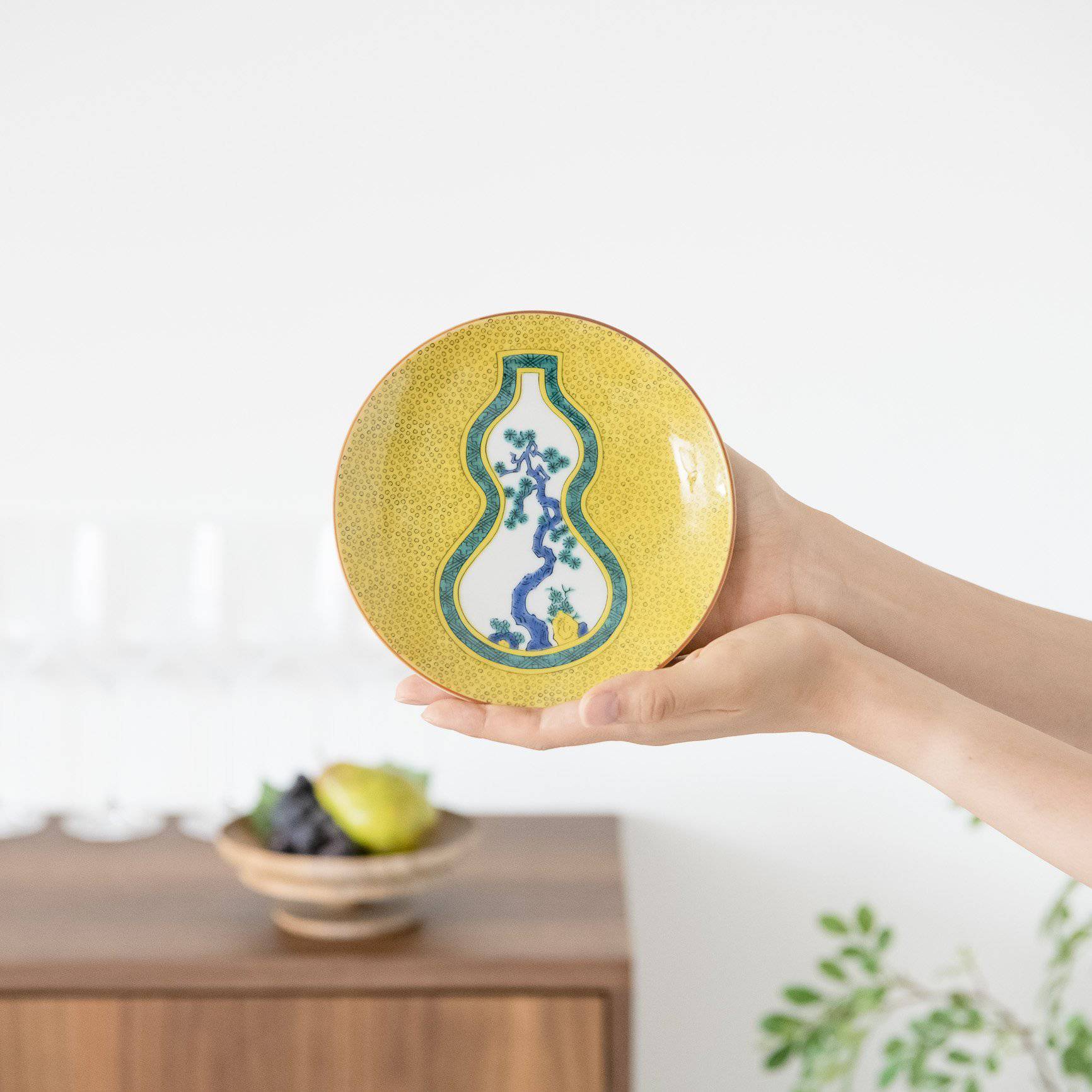 Seikou Kiln Yoshidaya Gourd Kutani Round Plate - MUSUBI KILN - Quality Japanese Tableware and Gift