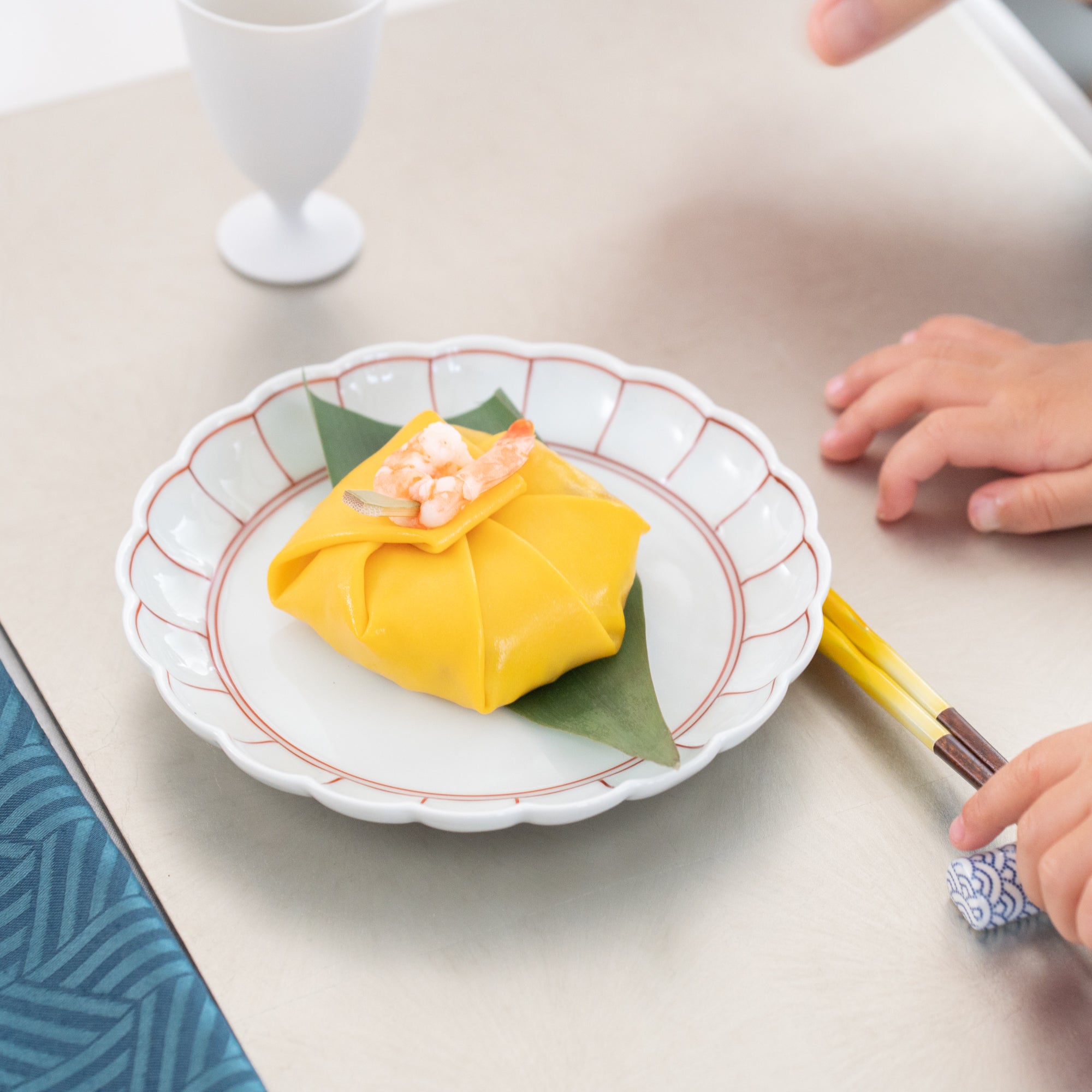 Soramoe Red Chrysanthemum Hasami Round Plate(5.90in) - MUSUBI KILN - Quality Japanese Tableware and Gift