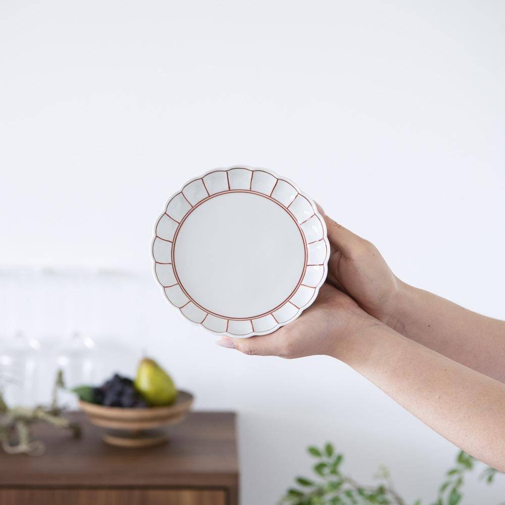 Soramoe Red Chrysanthemum Hasami Round Plate(5.90in) - MUSUBI KILN - Quality Japanese Tableware and Gift