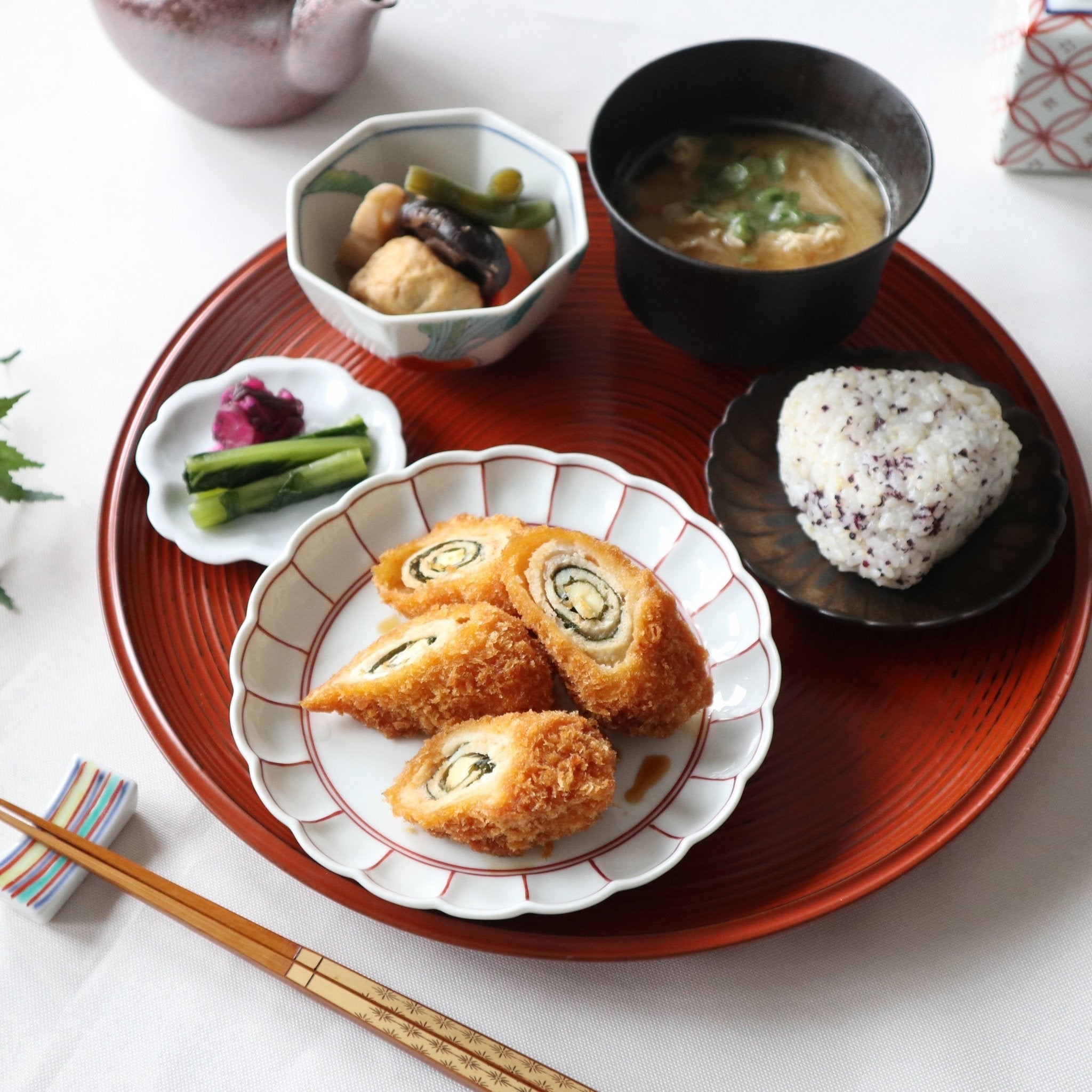 Soramoe Red Chrysanthemum Hasami Round Plate(5.90in) - MUSUBI KILN - Quality Japanese Tableware and Gift