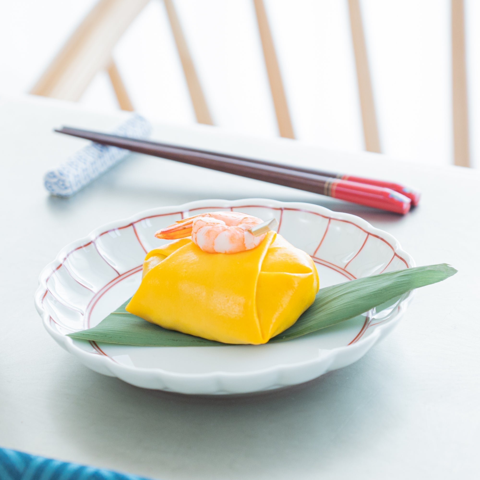 Soramoe Red Chrysanthemum Hasami Round Plate(5.90in) - MUSUBI KILN - Quality Japanese Tableware and Gift