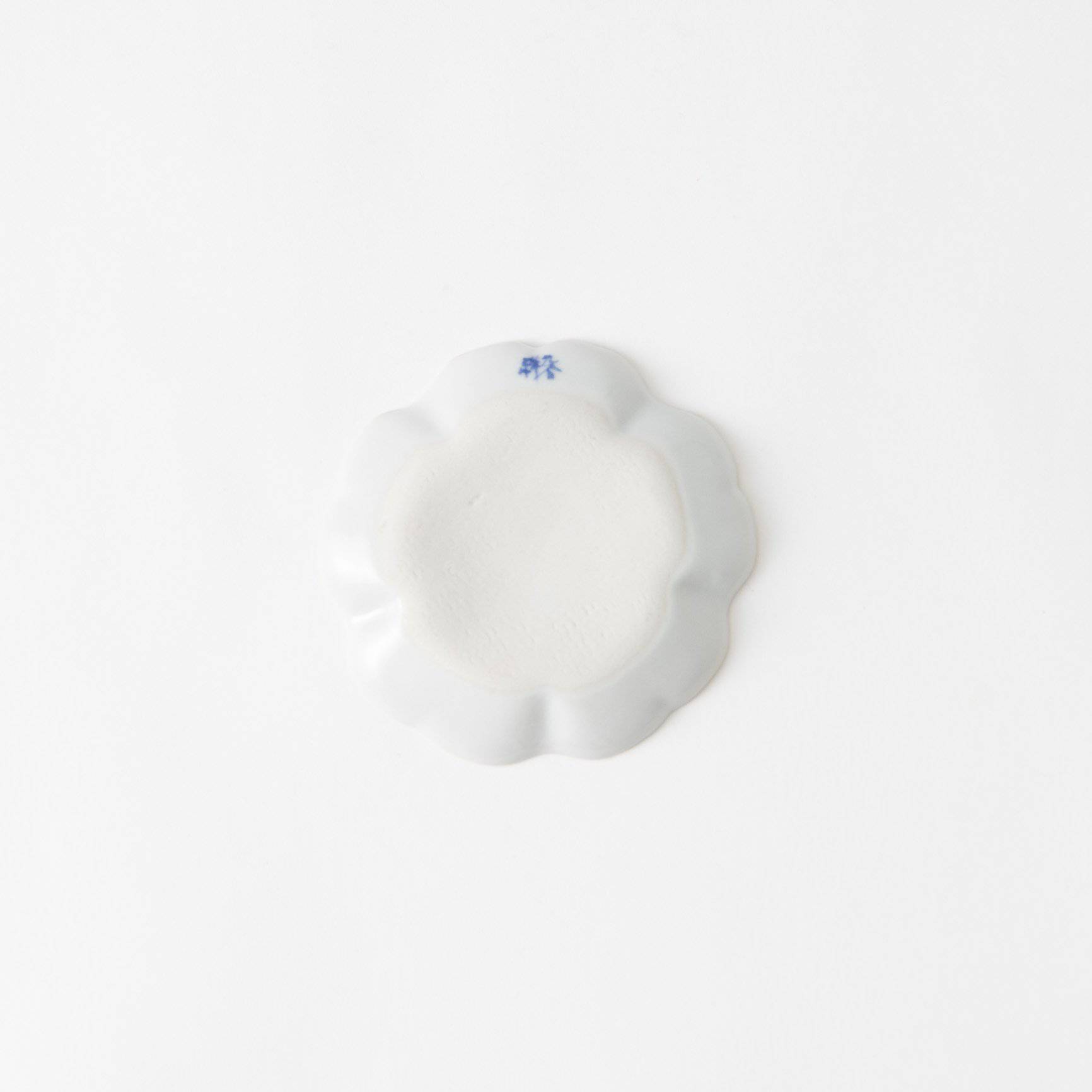 Soukyu Kiln Bream in Sakura - Shaped Kutani Sauce Plate - MUSUBI KILN - Quality Japanese Tableware and Gift