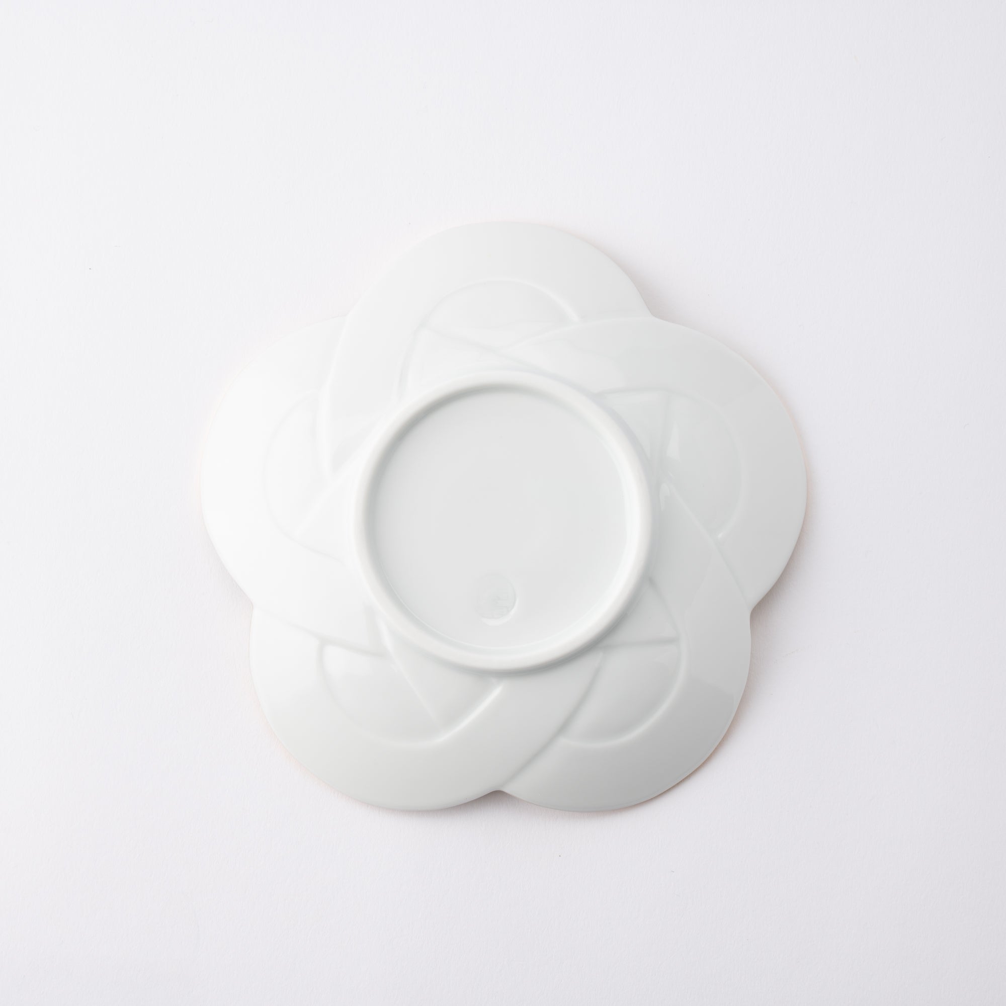 Tasei Kiln Plum Blossom Knot Arita Plate 5.9in - MUSUBI KILN - Quality Japanese Tableware and Gift