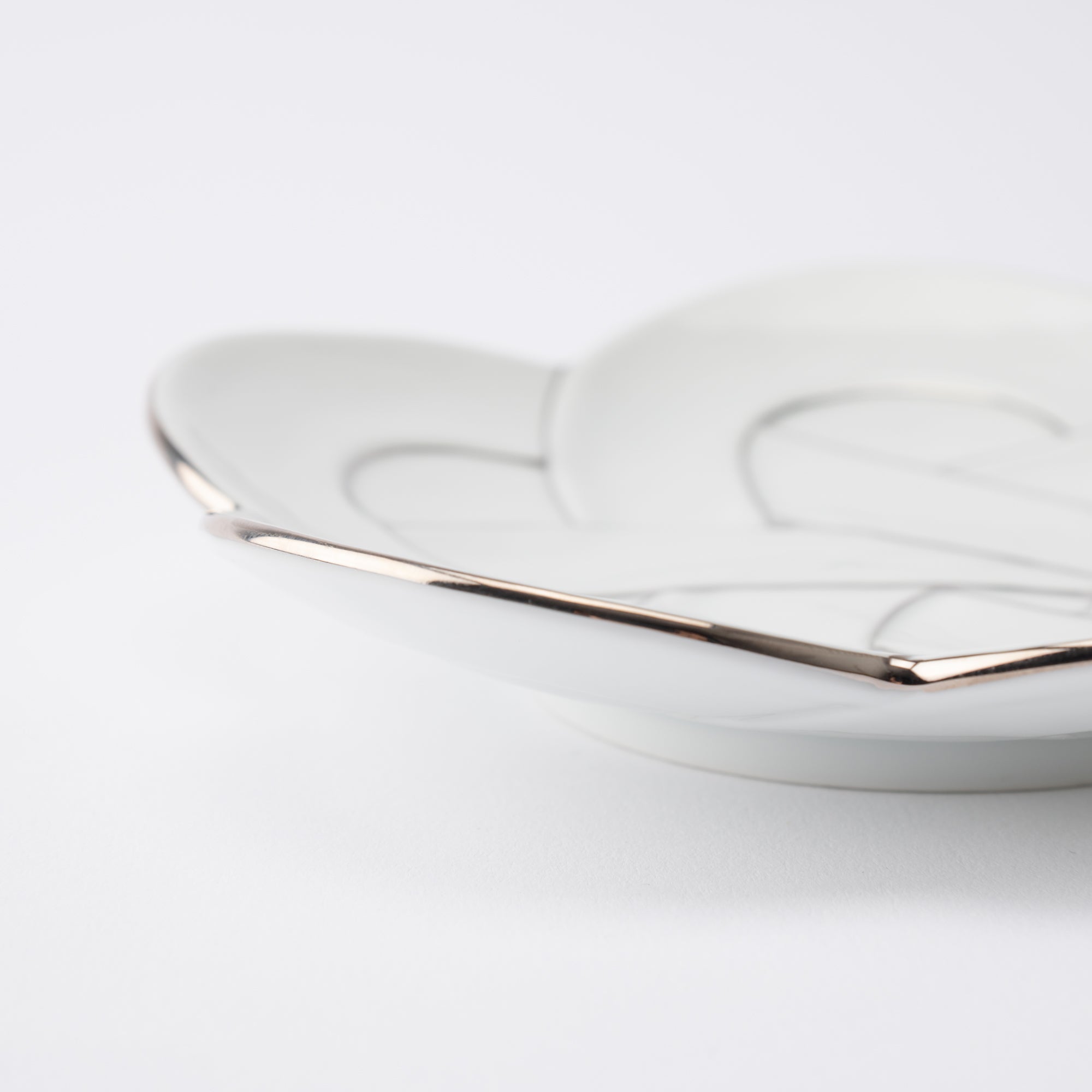 Tasei Kiln Plum Blossom Knot Arita Plate 5.9in - MUSUBI KILN - Quality Japanese Tableware and Gift