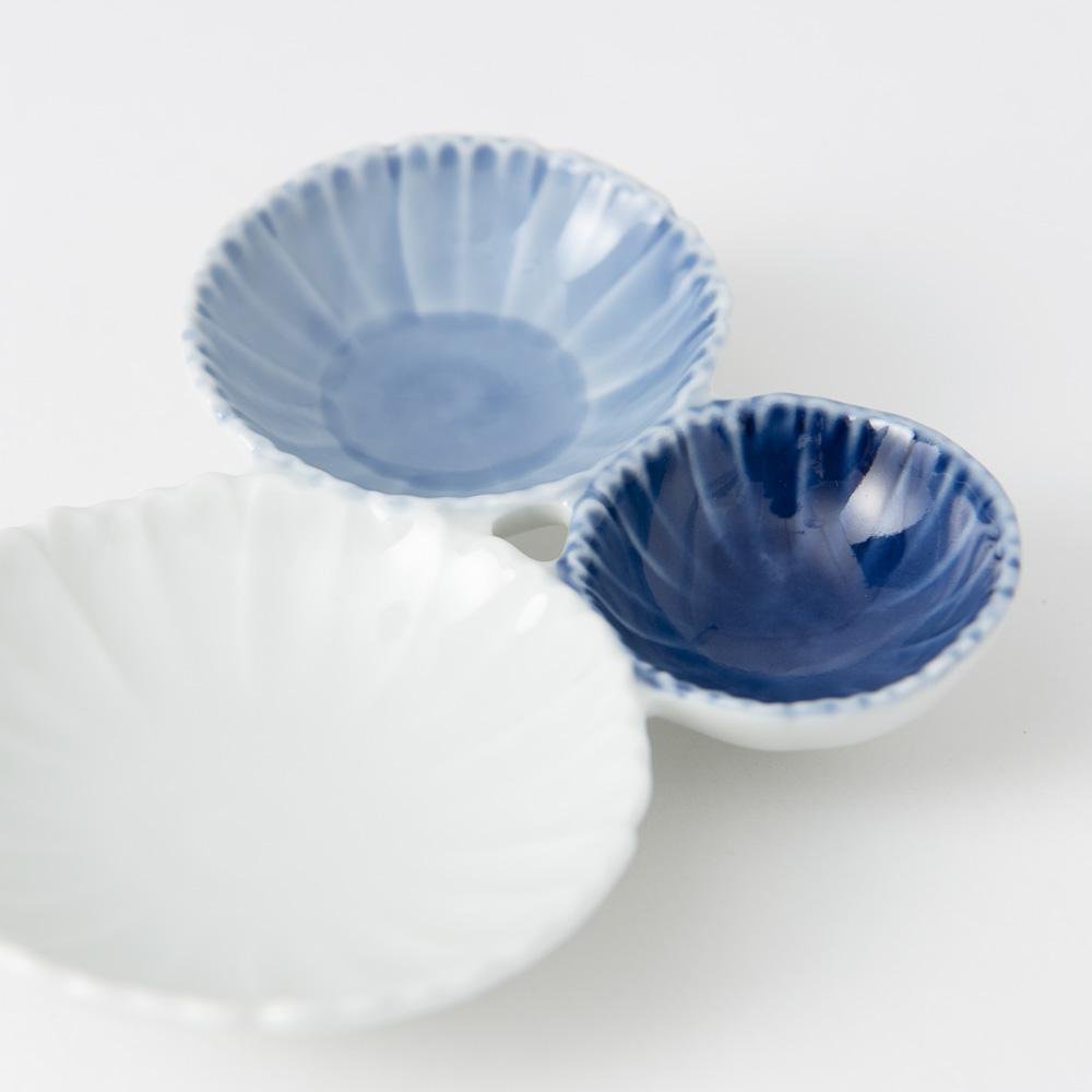Three Chrysanthemums Hasami Sauce Plate - MUSUBI KILN - Quality Japanese Tableware and Gift