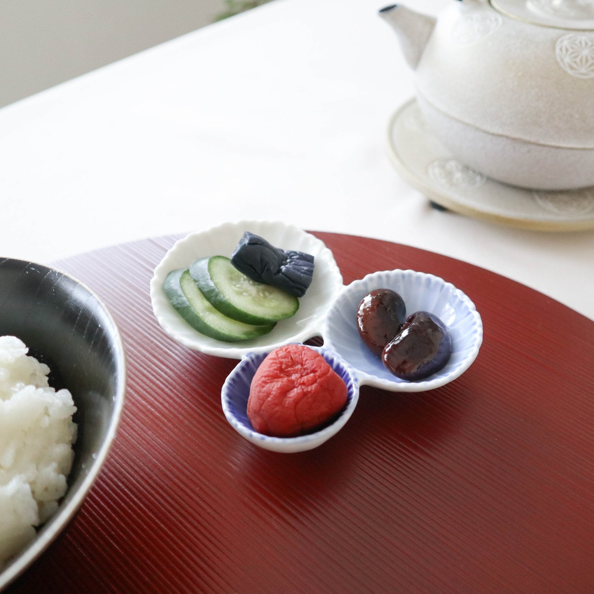 Three Chrysanthemums Hasami Sauce Plate - MUSUBI KILN - Quality Japanese Tableware and Gift