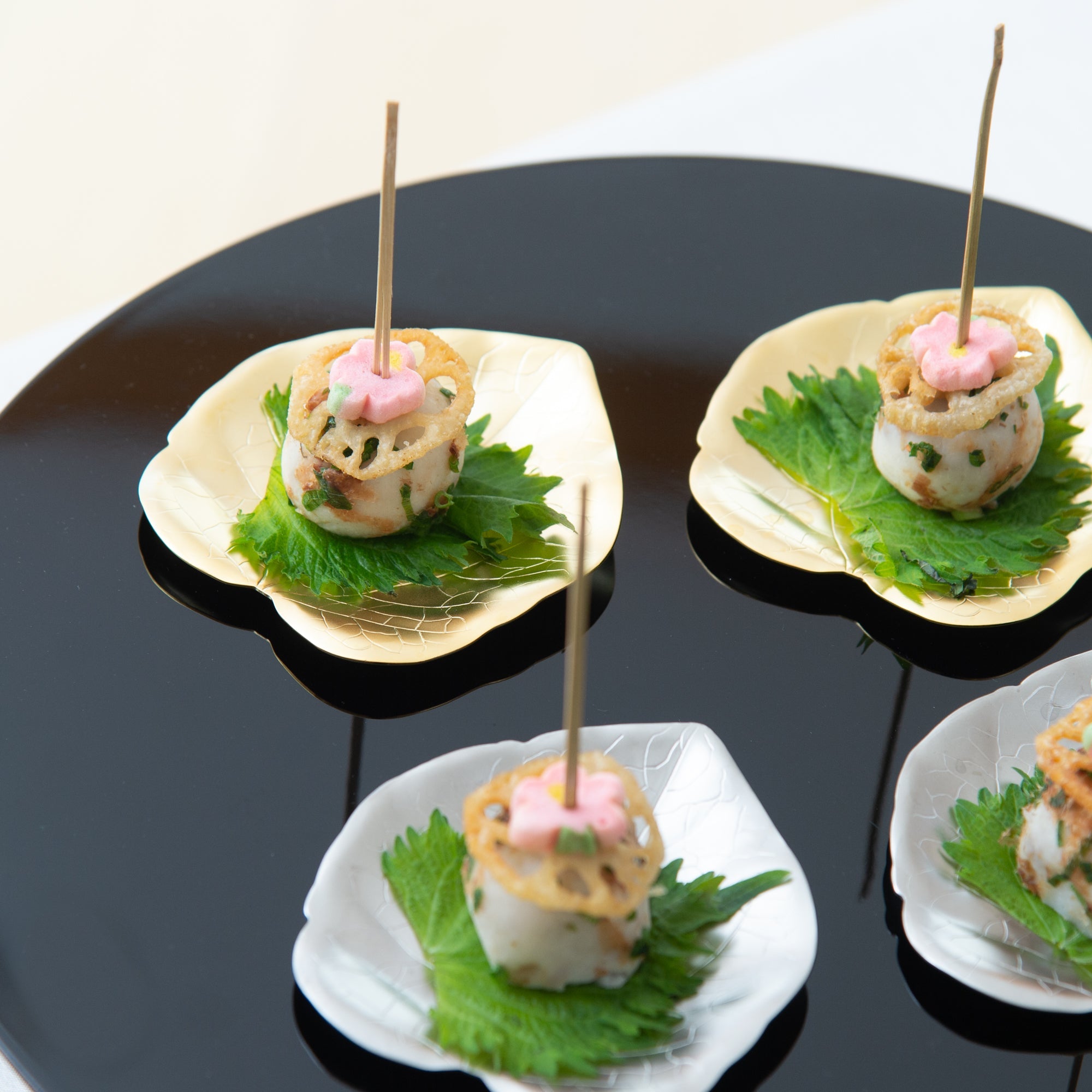 Tsubame Hutlery Gold Heart Leaf Sauce Plate - MUSUBI KILN - Quality Japanese Tableware and Gift