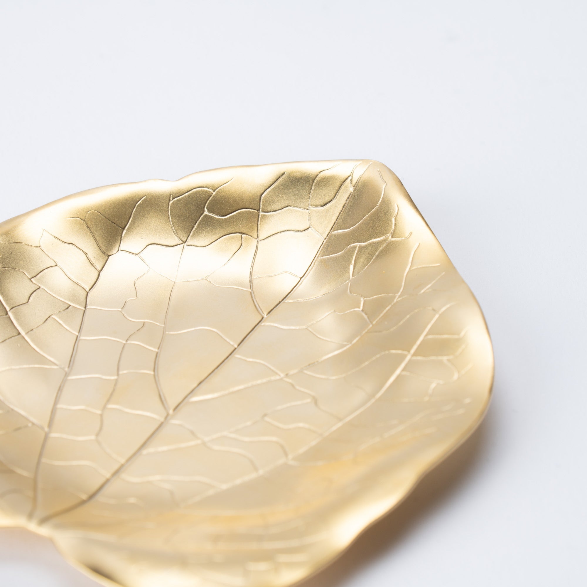 Tsubame Hutlery Gold Heart Leaf Sauce Plate - MUSUBI KILN - Quality Japanese Tableware and Gift