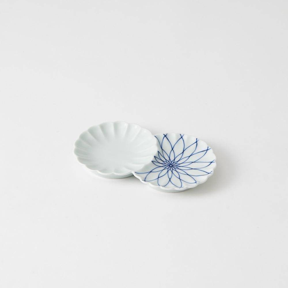 Two Chrysanthemums Mesh Hasami Sauce Plate - MUSUBI KILN - Quality Japanese Tableware and Gift