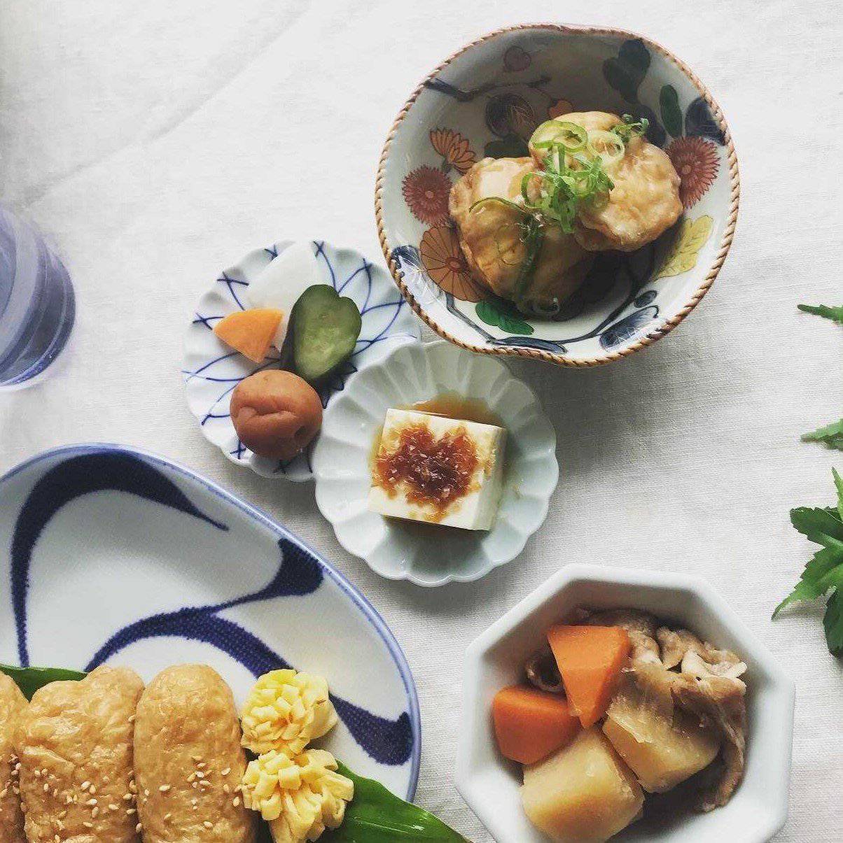 Two Chrysanthemums Mesh Hasami Sauce Plate - MUSUBI KILN - Quality Japanese Tableware and Gift