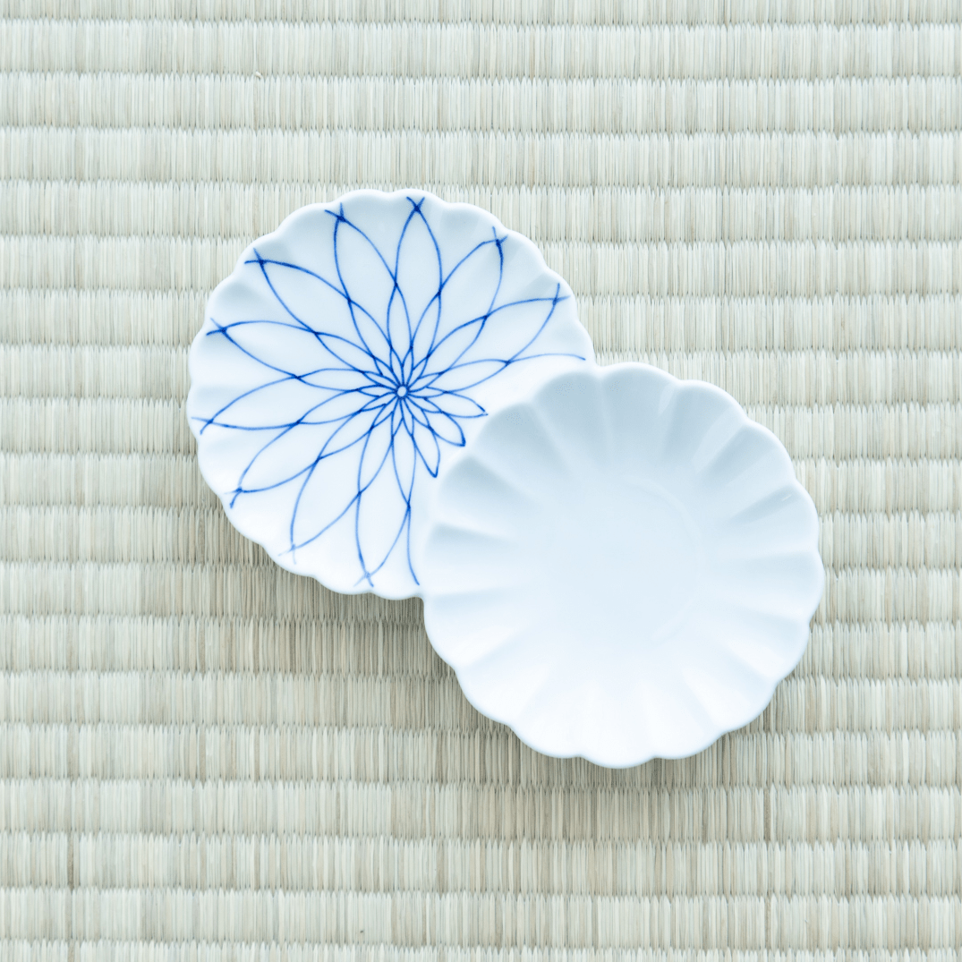 Two Chrysanthemums Mesh Hasami Sauce Plate - MUSUBI KILN - Quality Japanese Tableware and Gift