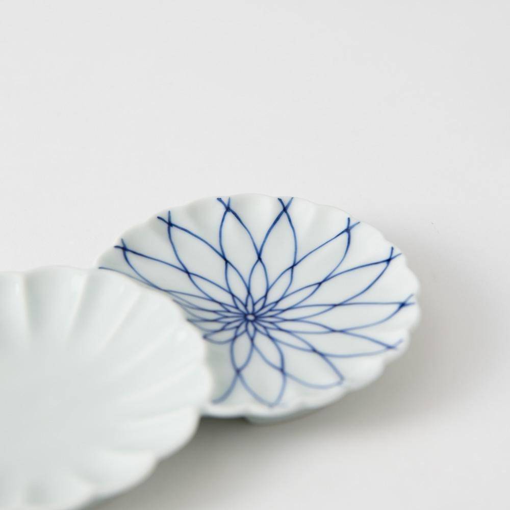 Two Chrysanthemums Mesh Hasami Sauce Plate - MUSUBI KILN - Quality Japanese Tableware and Gift