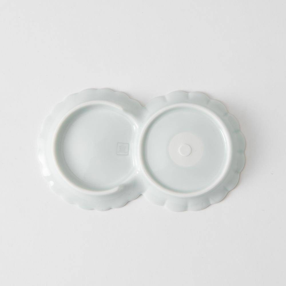 Two Chrysanthemums Mesh Hasami Sauce Plate - MUSUBI KILN - Quality Japanese Tableware and Gift