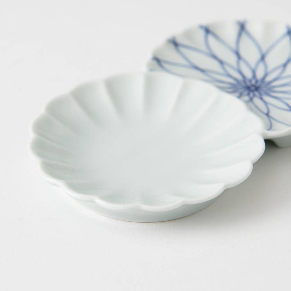 Two Chrysanthemums Mesh Hasami Sauce Plate - MUSUBI KILN - Quality Japanese Tableware and Gift