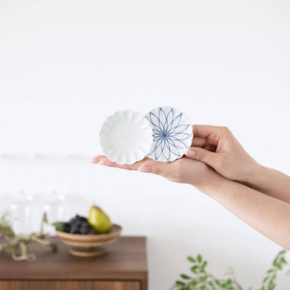 Two Chrysanthemums Mesh Hasami Sauce Plate - MUSUBI KILN - Quality Japanese Tableware and Gift