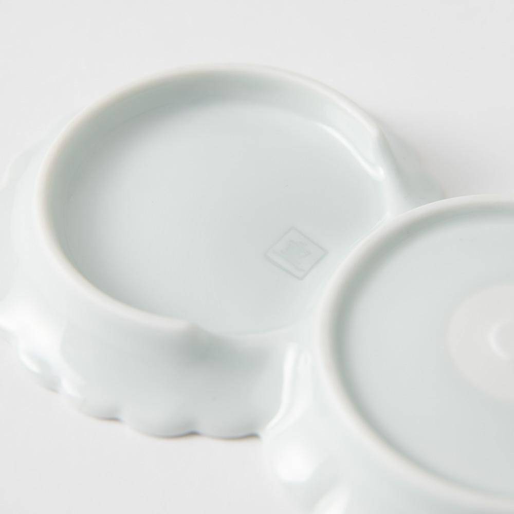 Two Chrysanthemums Mesh Hasami Sauce Plate - MUSUBI KILN - Quality Japanese Tableware and Gift