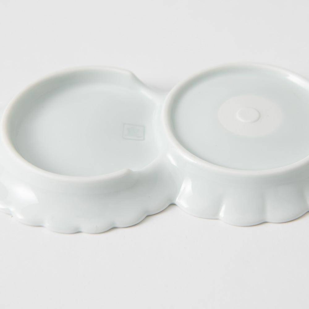 Two Chrysanthemums Mesh Hasami Sauce Plate - MUSUBI KILN - Quality Japanese Tableware and Gift