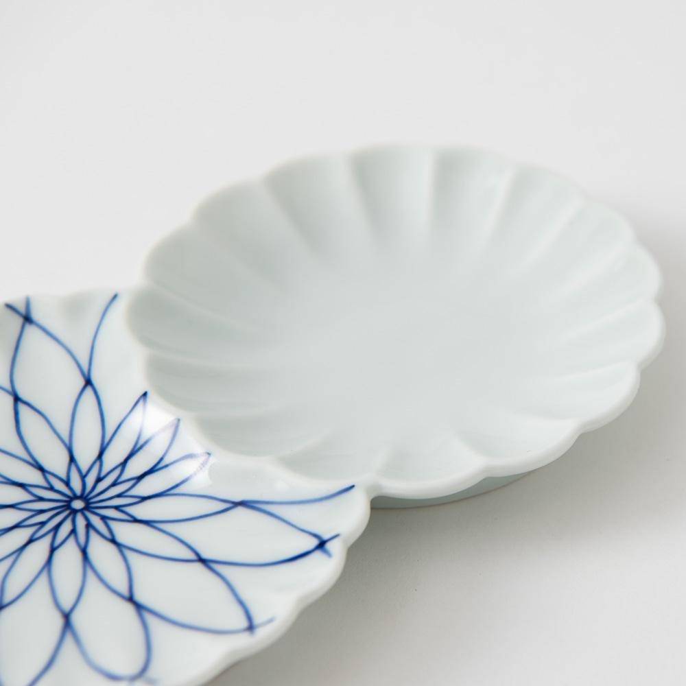 Two Chrysanthemums Mesh Hasami Sauce Plate - MUSUBI KILN - Quality Japanese Tableware and Gift