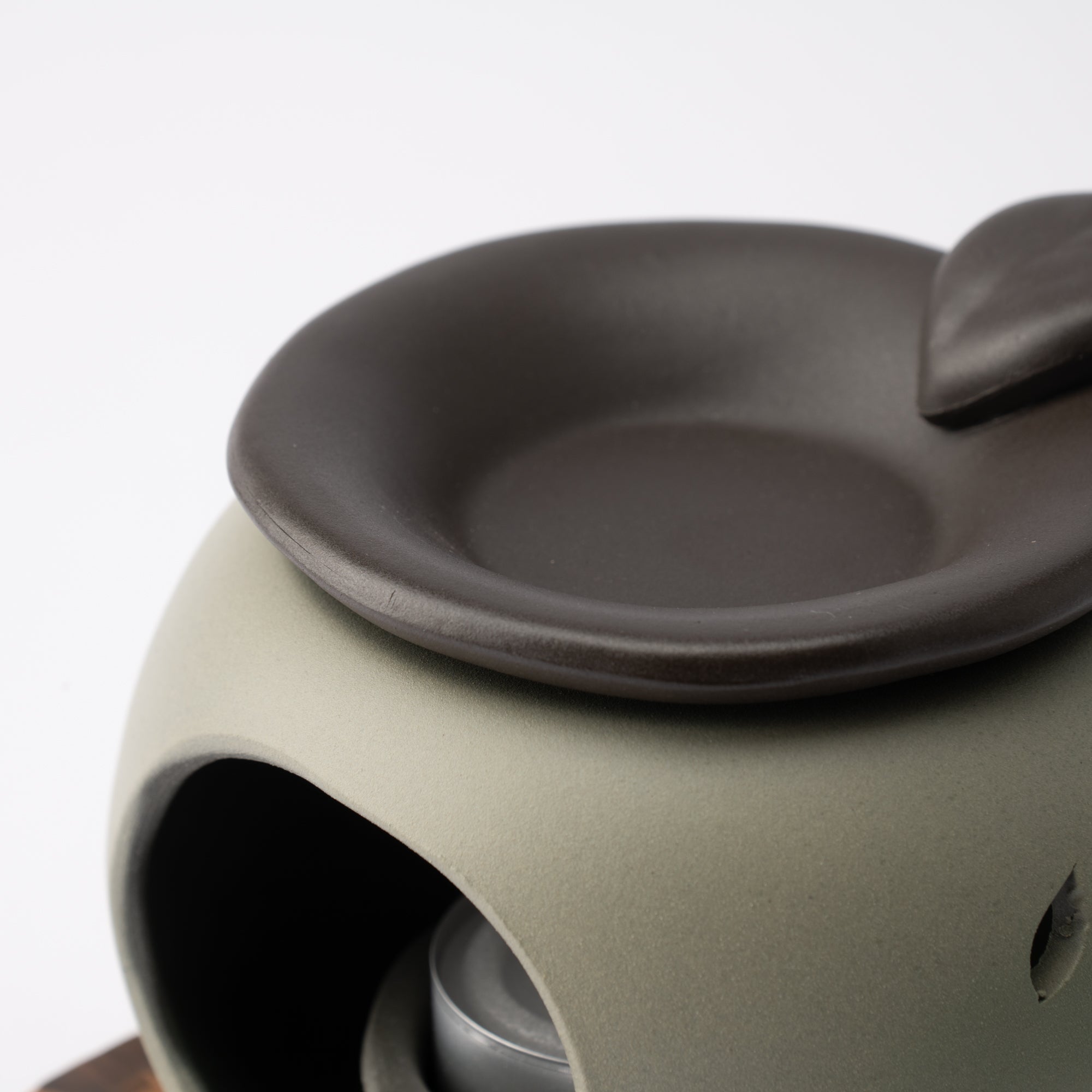 Yamafusa Loquat Leaf Round Tokoname Chakoro Tea Incense Burner - MUSUBI KILN - Quality Japanese Tableware and Gift