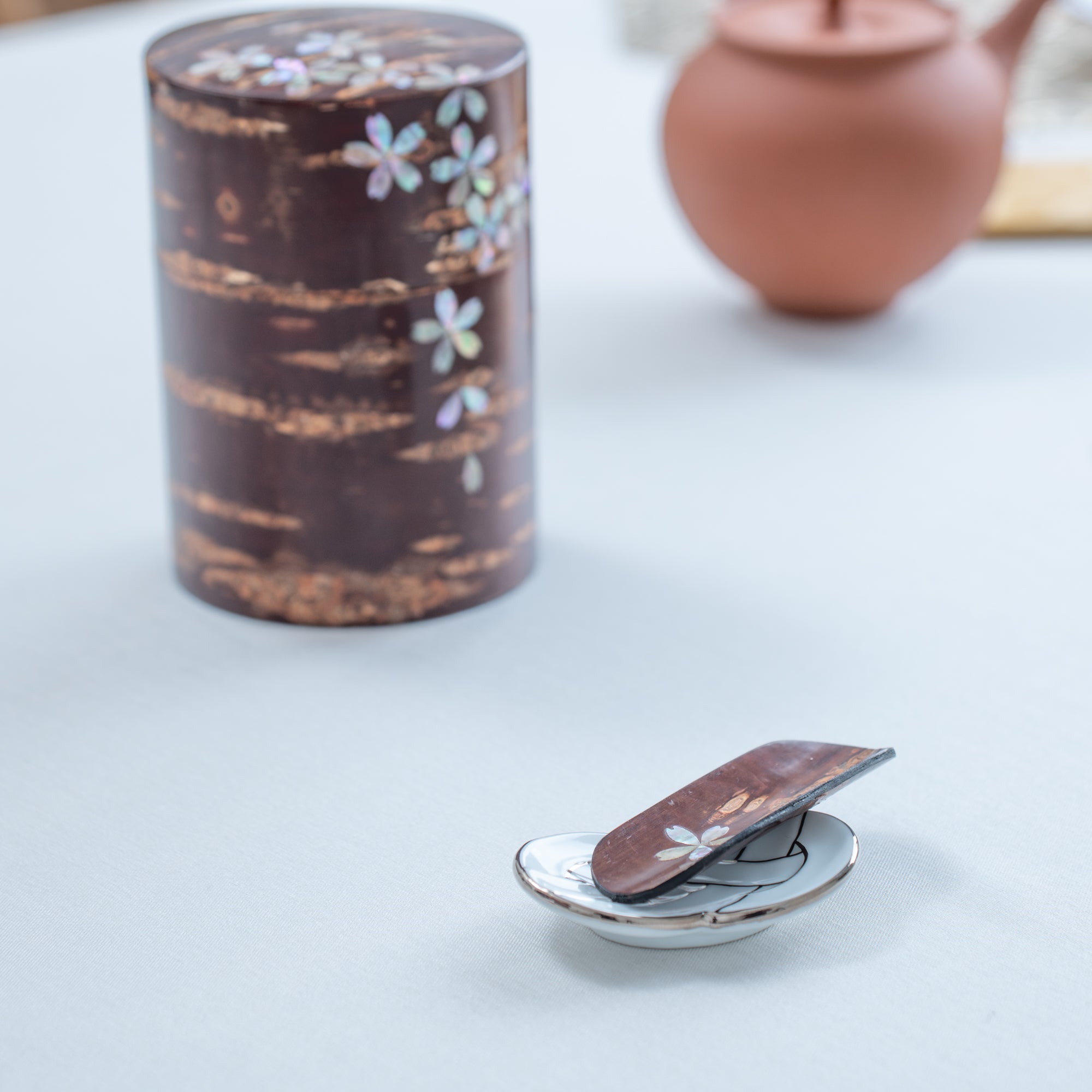 Yatsuyanagi Inlay Falling Sakura Akita Cherry Bark Work Tea Canister - MUSUBI KILN - Quality Japanese Tableware and Gift