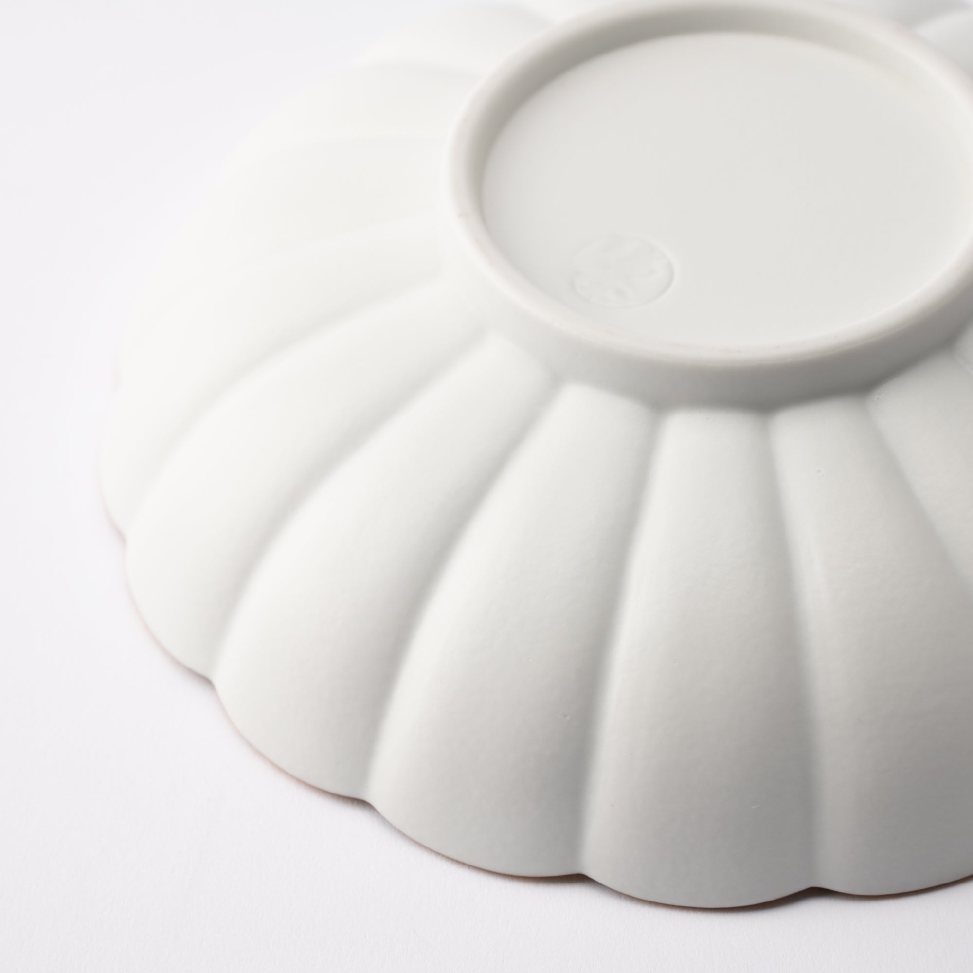 Zuiho Kiln Chrysanthemum Mukouzuke Deep Plate - MUSUBI KILN - Quality Japanese Tableware and Gift