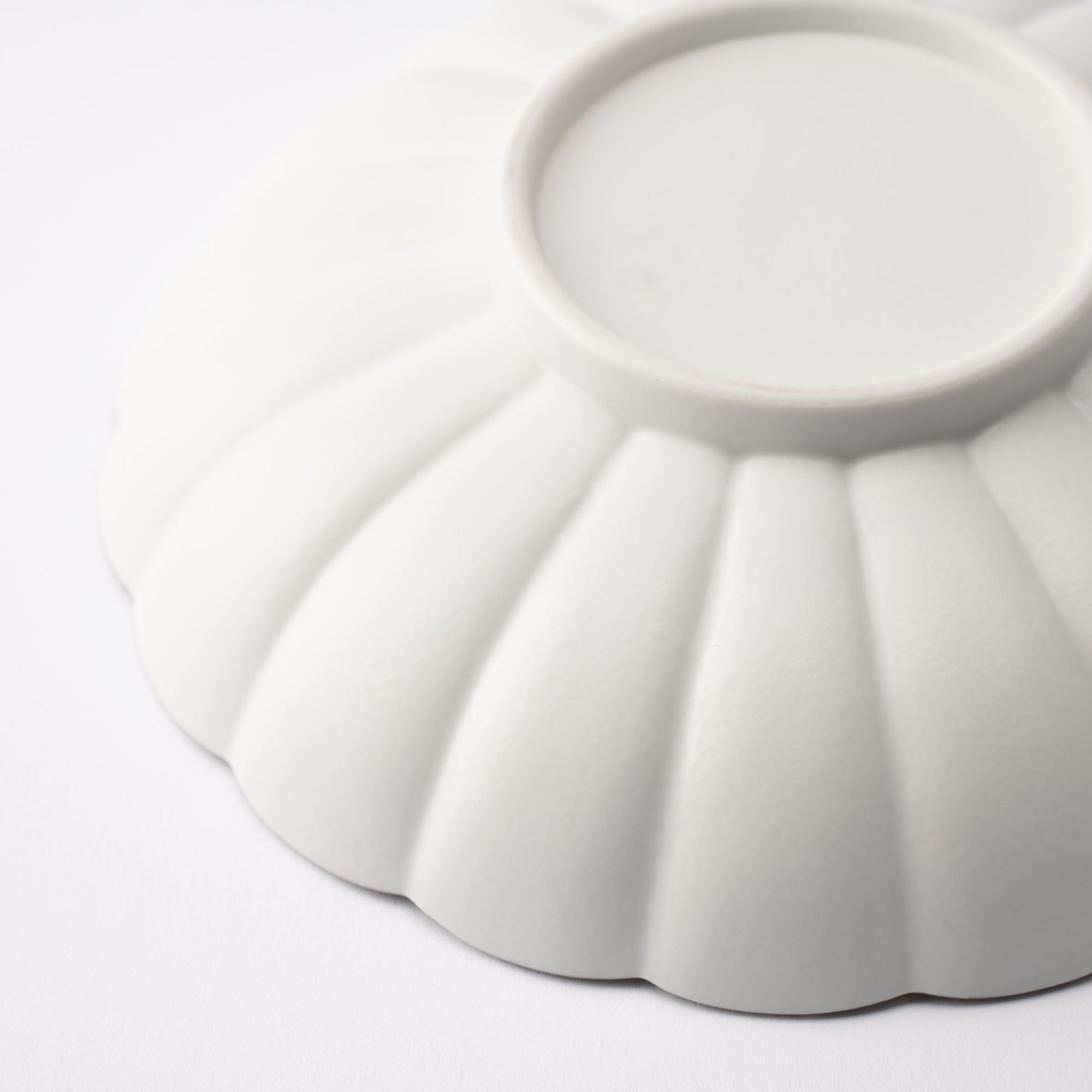 Zuiho Kiln Chrysanthemum Mukouzuke Deep Plate - MUSUBI KILN - Quality Japanese Tableware and Gift