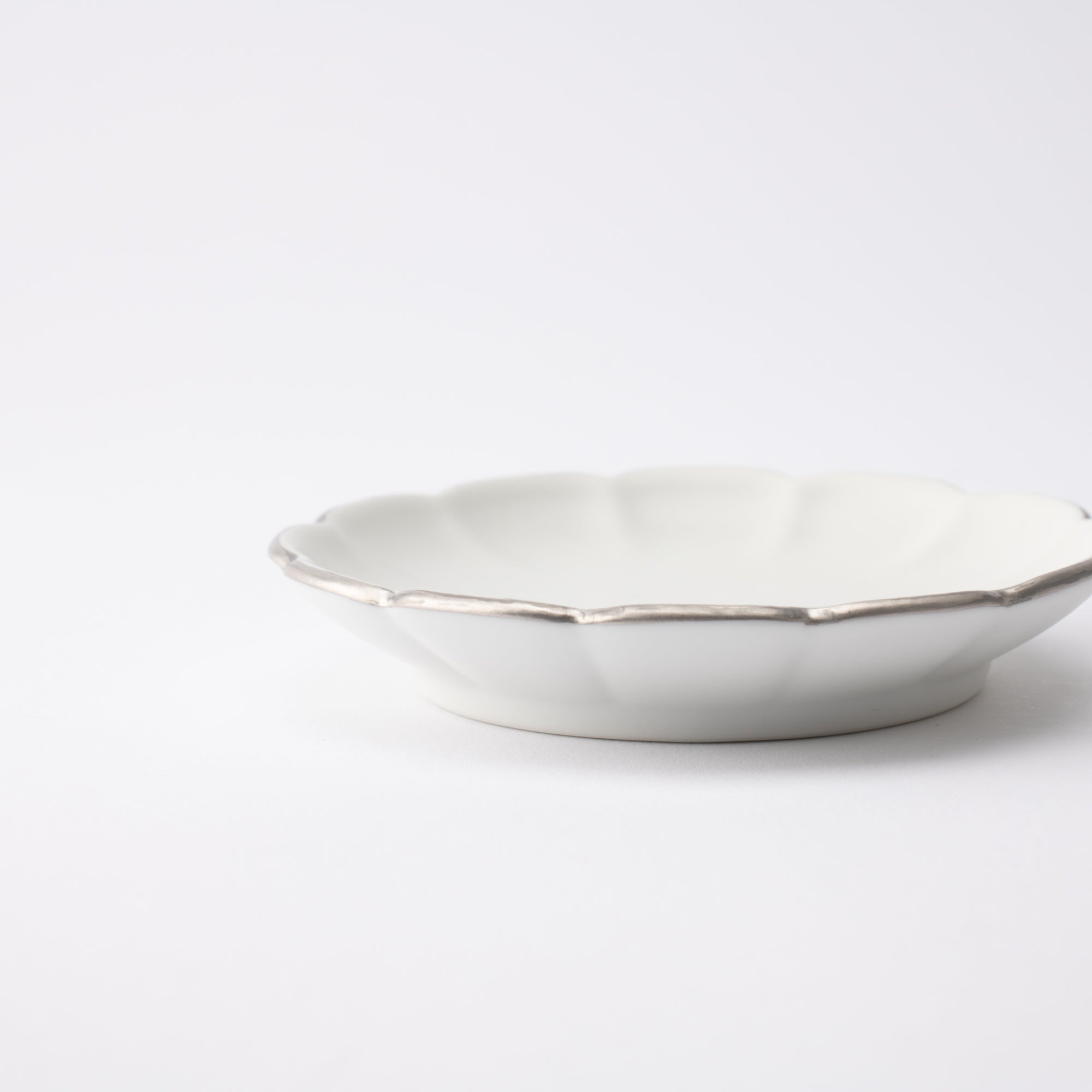Zuiho Kiln Chrysanthemum Sauce Plate - MUSUBI KILN - Quality Japanese Tableware and Gift