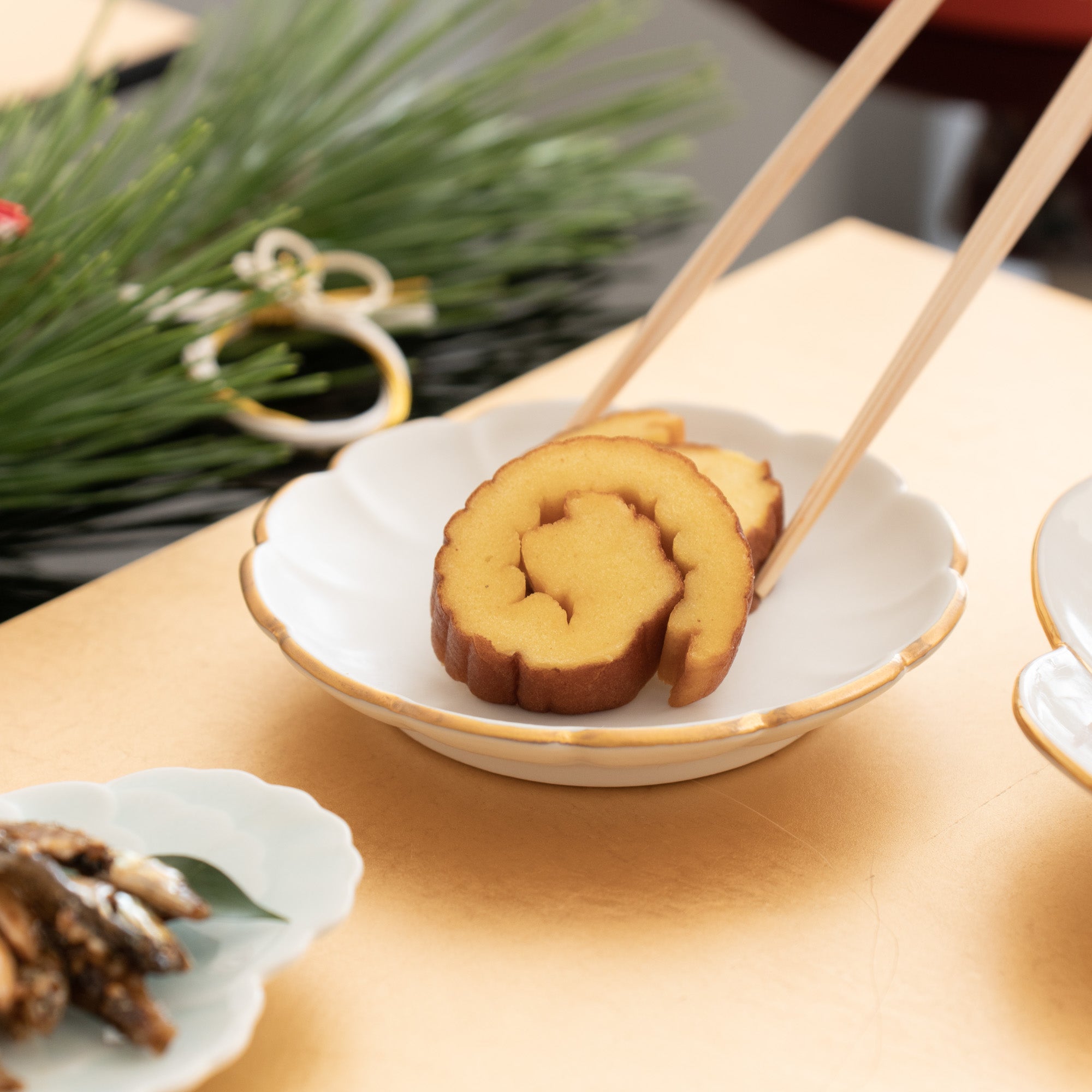 Zuiho Kiln Chrysanthemum Sauce Plate - MUSUBI KILN - Quality Japanese Tableware and Gift