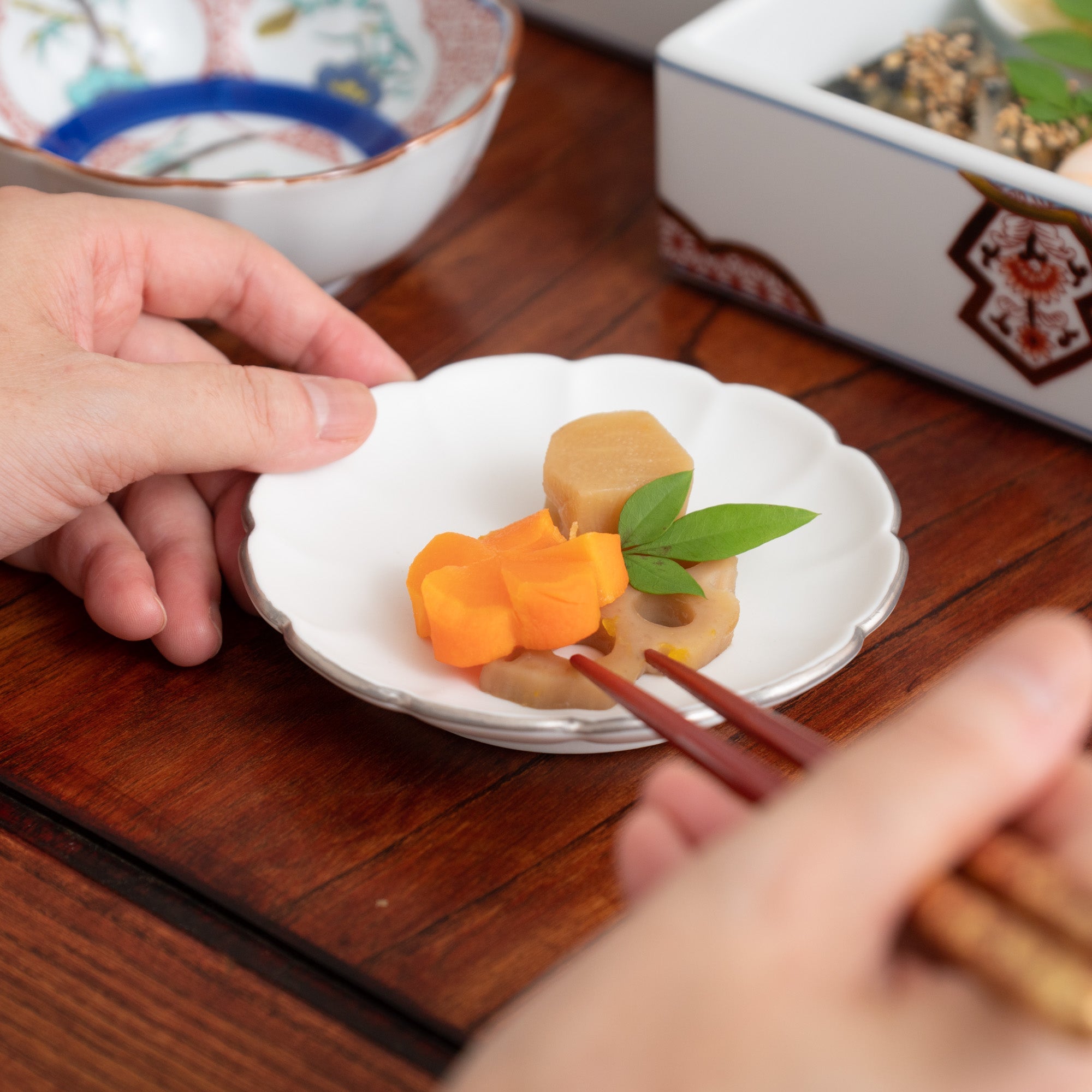 Zuiho Kiln Chrysanthemum Sauce Plate - MUSUBI KILN - Quality Japanese Tableware and Gift
