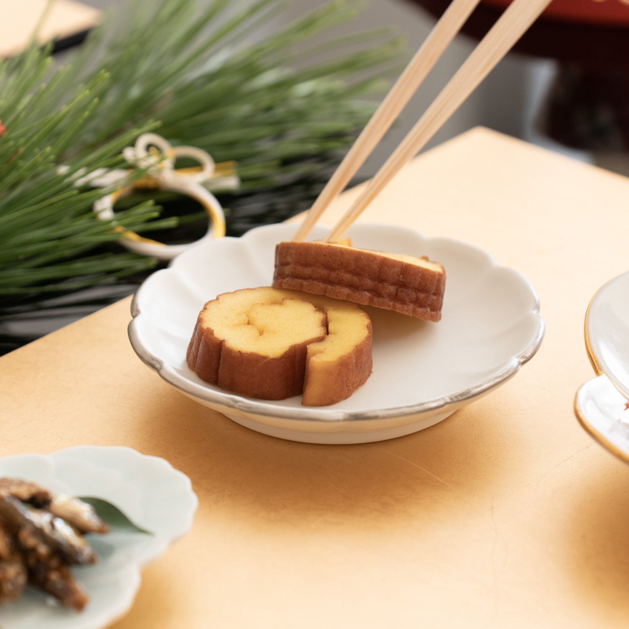 Zuiho Kiln Chrysanthemum Sauce Plate - MUSUBI KILN - Quality Japanese Tableware and Gift