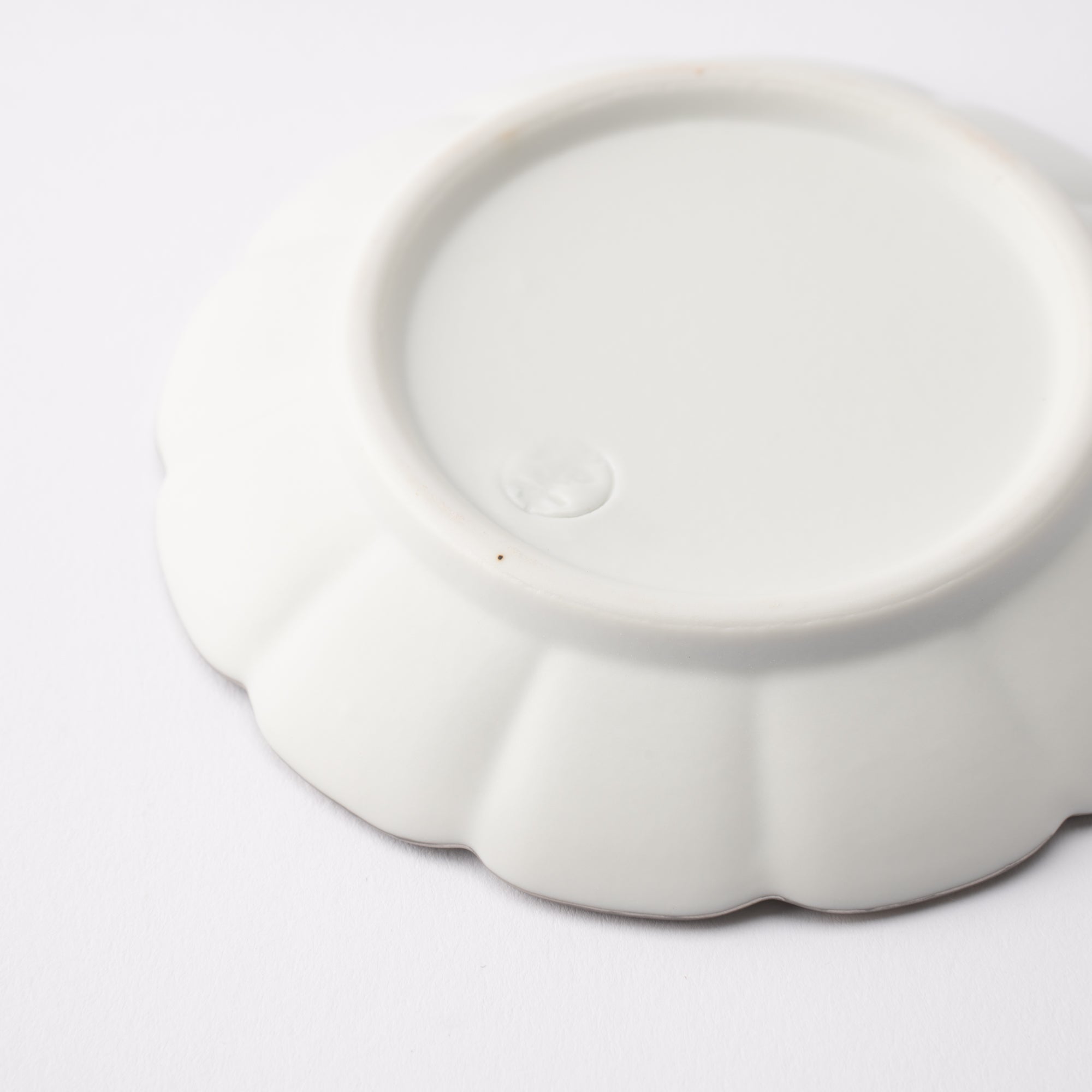 Zuiho Kiln Chrysanthemum Sauce Plate - MUSUBI KILN - Quality Japanese Tableware and Gift