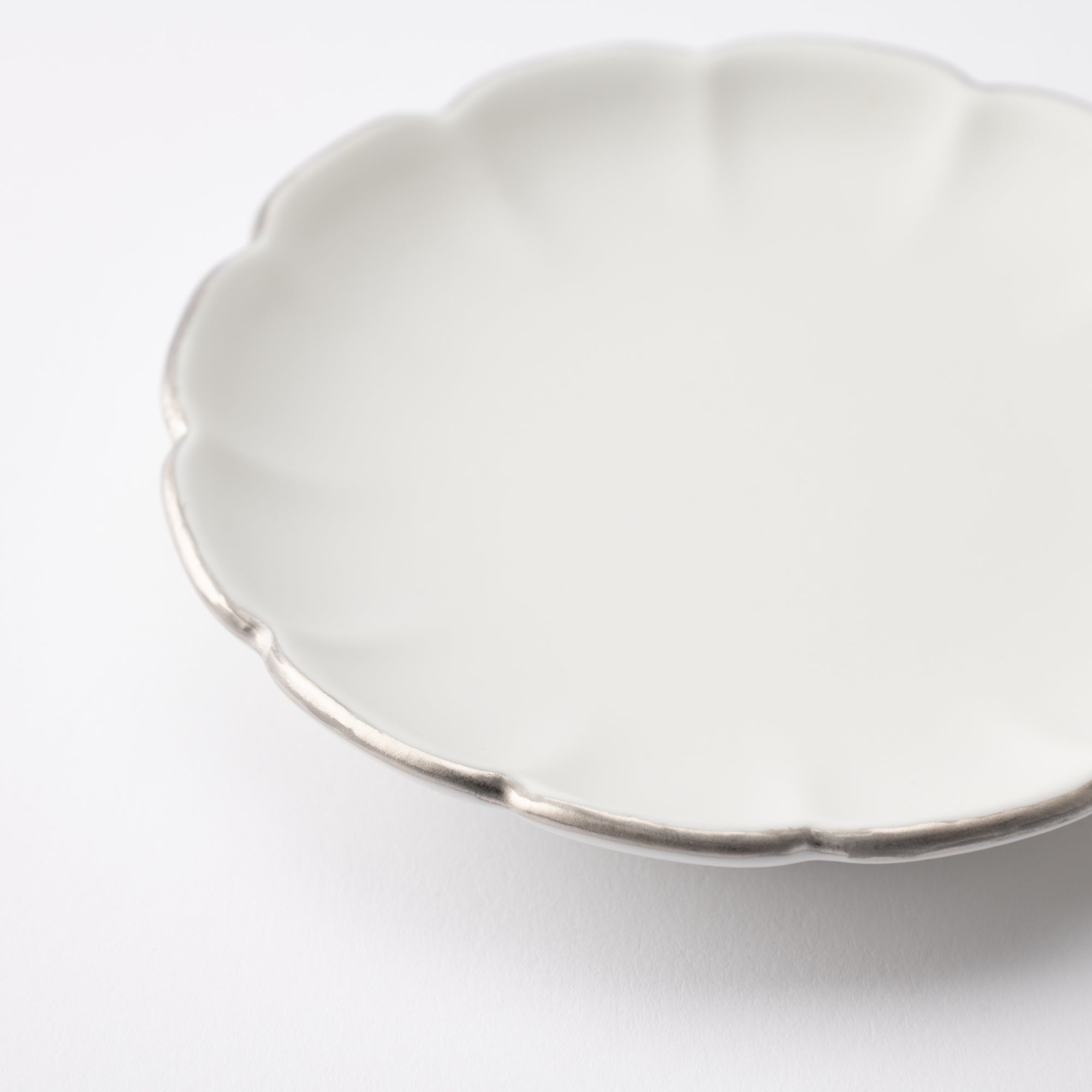 Zuiho Kiln Chrysanthemum Sauce Plate - MUSUBI KILN - Quality Japanese Tableware and Gift