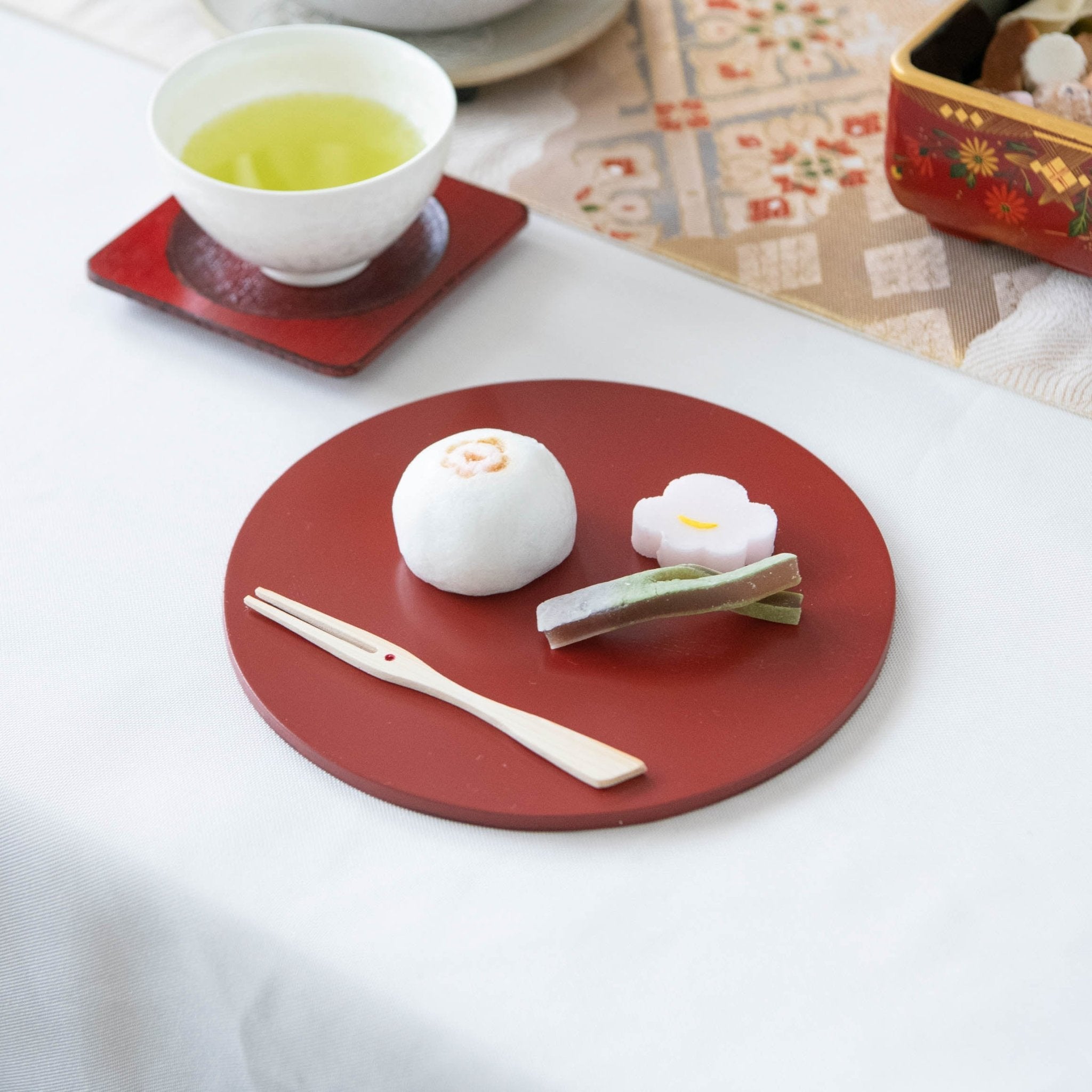 http://musubikiln.com/cdn/shop/products/miyabitake-round-japanese-bamboo-plate-musubi-kiln-handmade-japanese-tableware-and-japanese-dinnerware-368293.jpg?v=1644981085