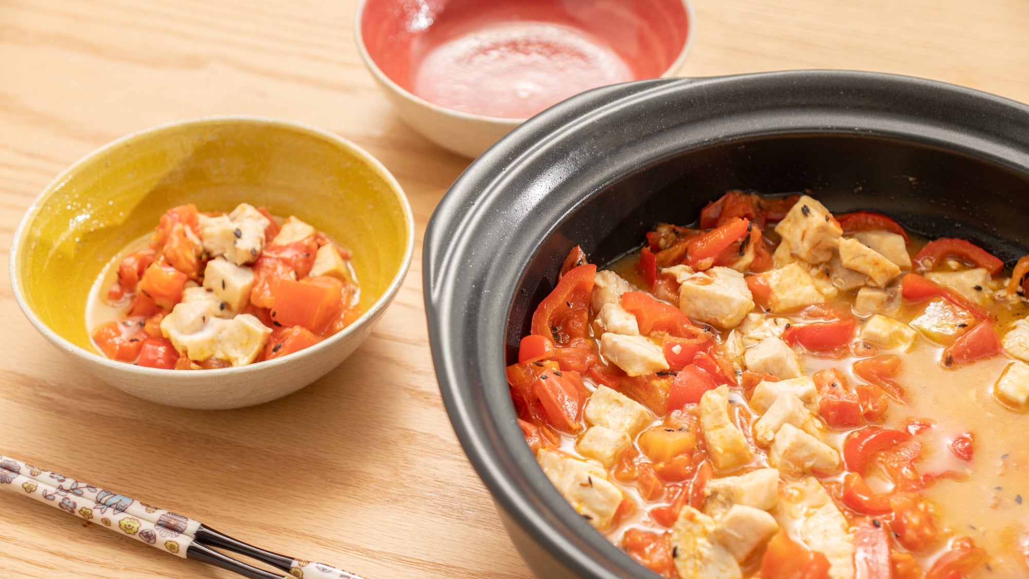 Hasegawa Akari's Summer Donabe Recipe: Swordfish Stew with Tomato and Bell Peppers