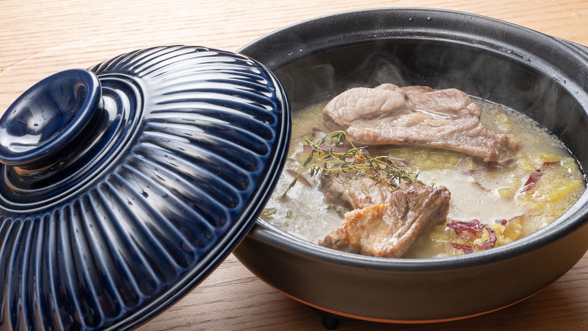 Hasegawa Akari's Fall Donabe Recipe: Sweet Potato and Pork Spare Ribs Herb Stew