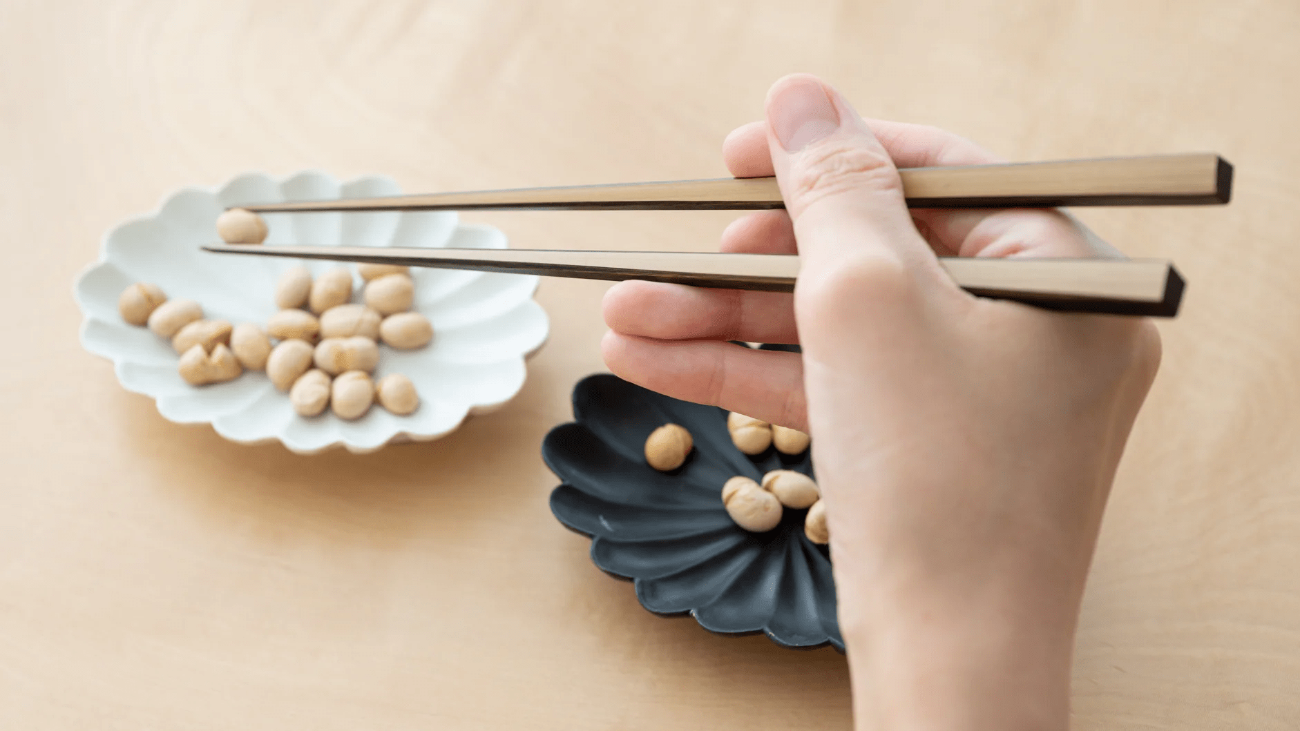 How to Use Chopsticks: Easy Steps for Beginners - MUSUBI KILN