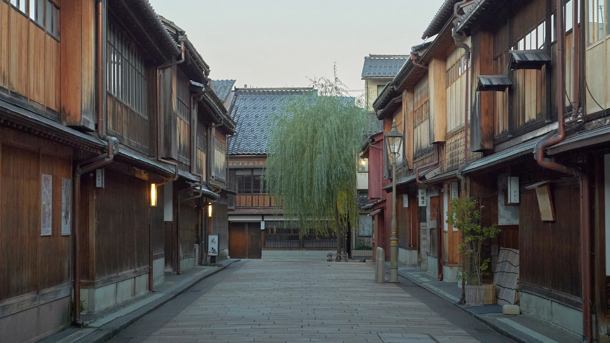 Kanazawa's Timeless Charm: The Higashi Chaya District - MUSUBI KILN