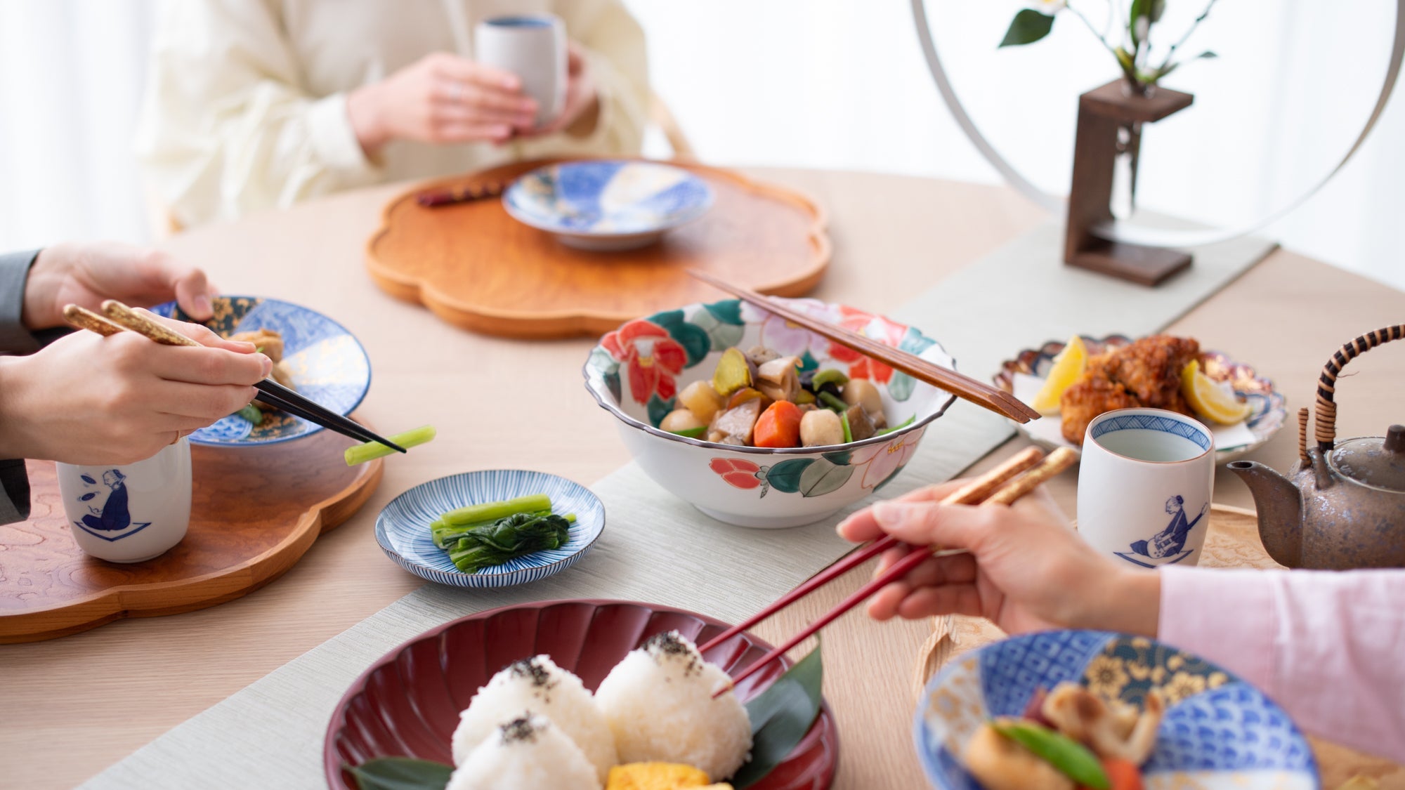 An Onigiri Lunch with Comforting Kutani Ware