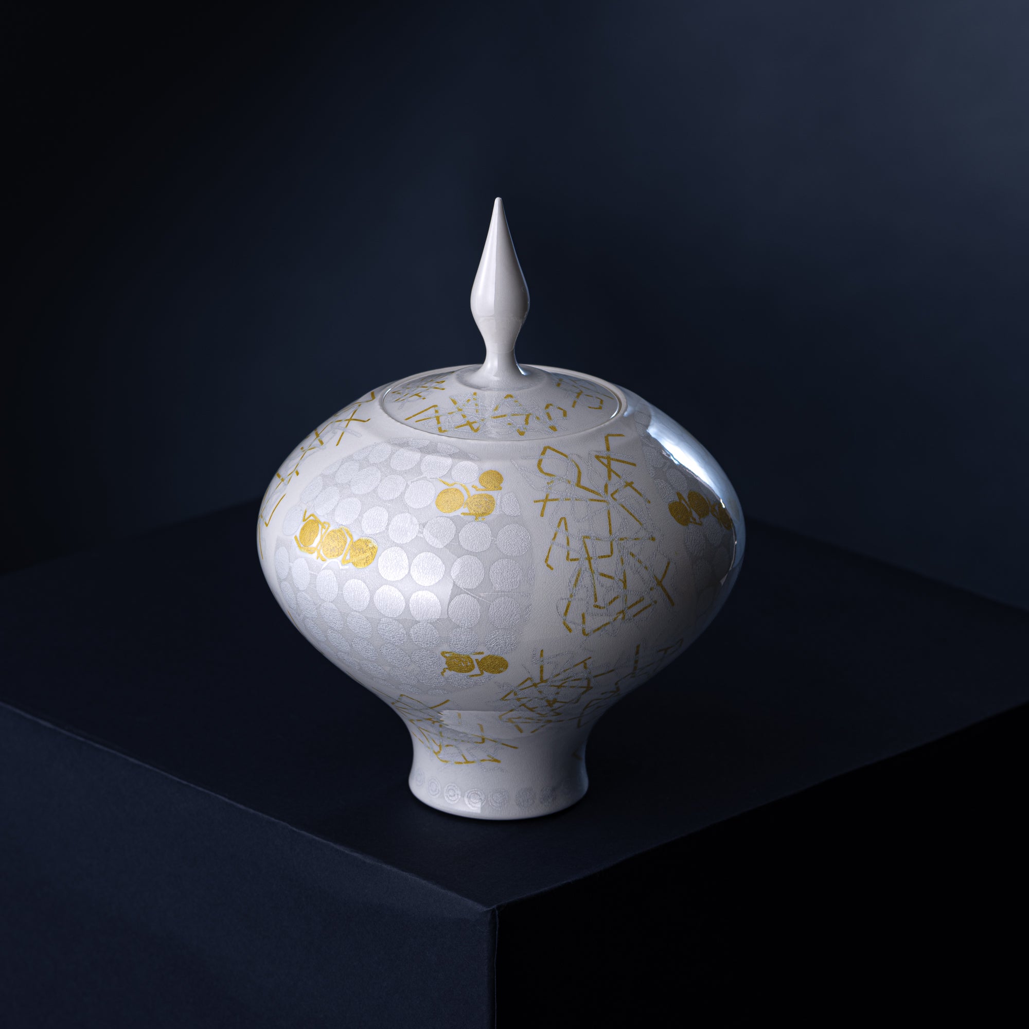 Yuri-Ginsai White Silver Circular Pattern Lidded Vase