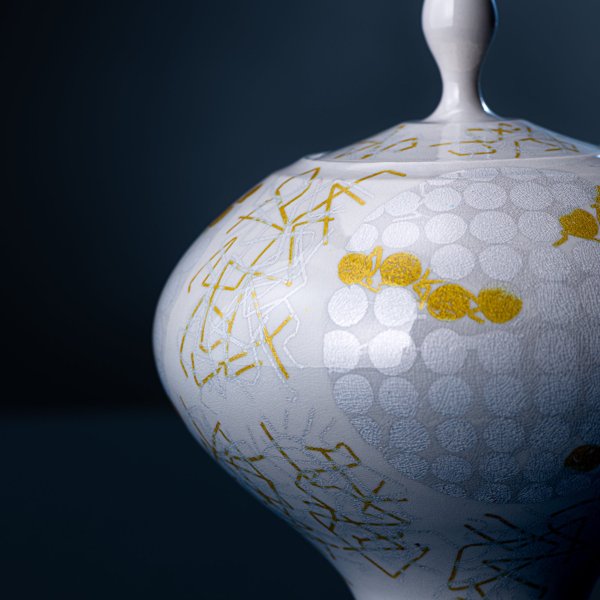 Yuri-Ginsai White Silver Circular Pattern Lidded Vase