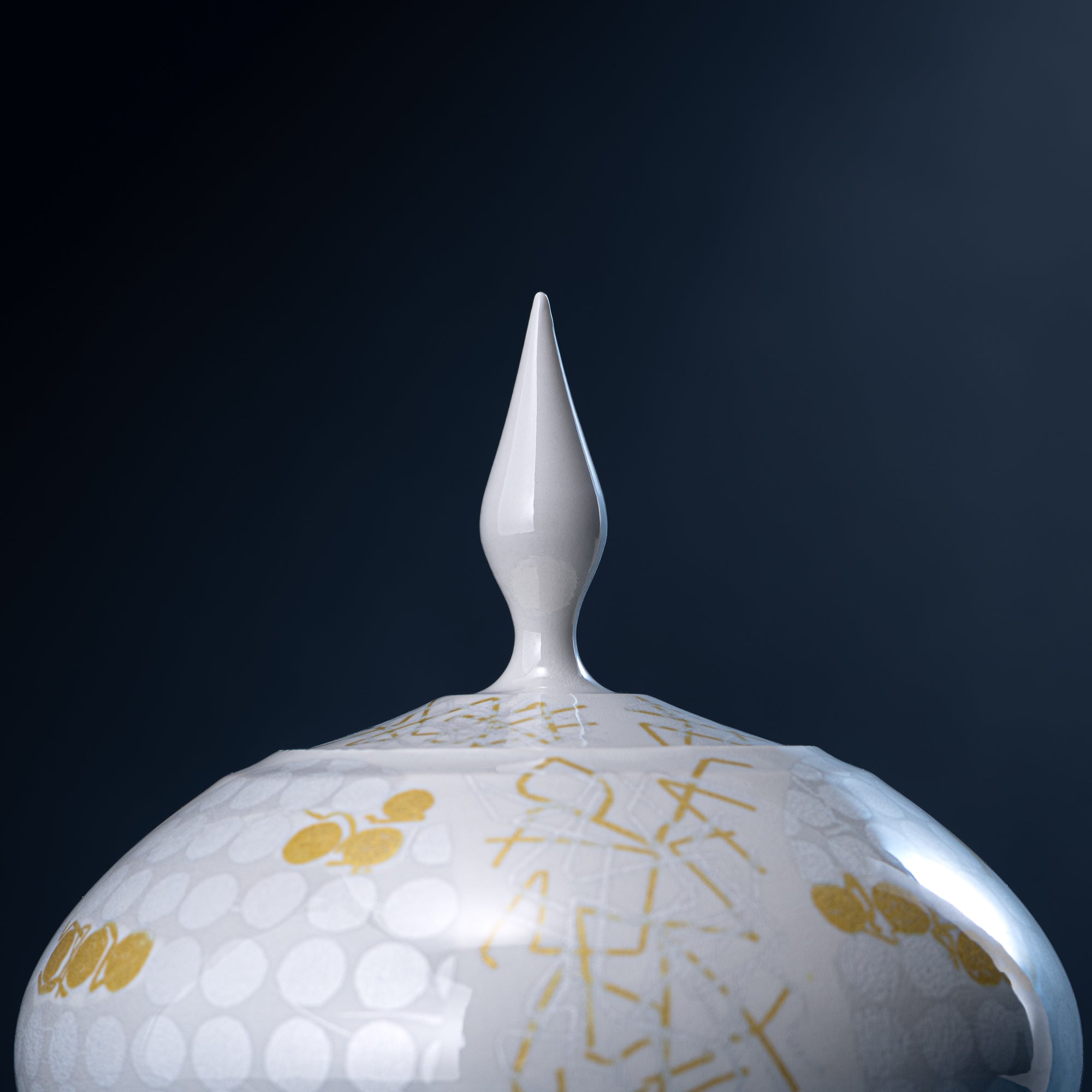 Yuri-Ginsai White Silver Circular Pattern Lidded Vase