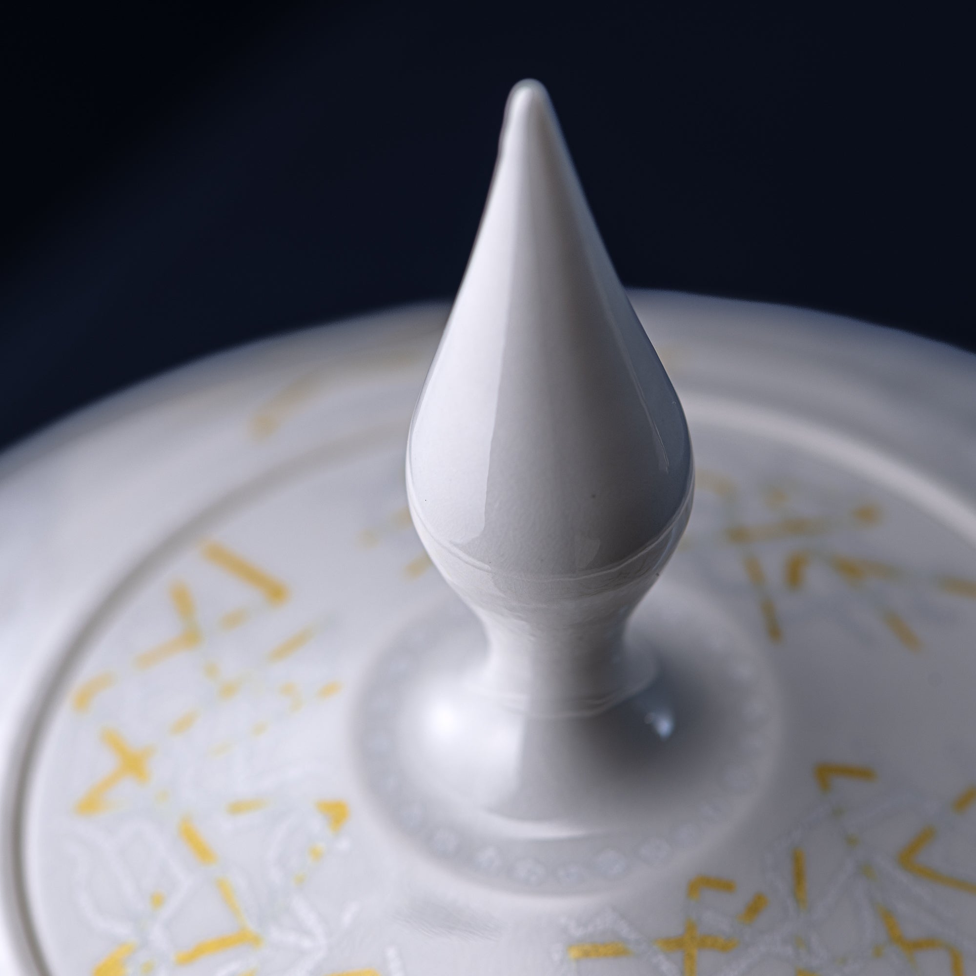 Yuri-Ginsai White Silver Circular Pattern Lidded Vase
