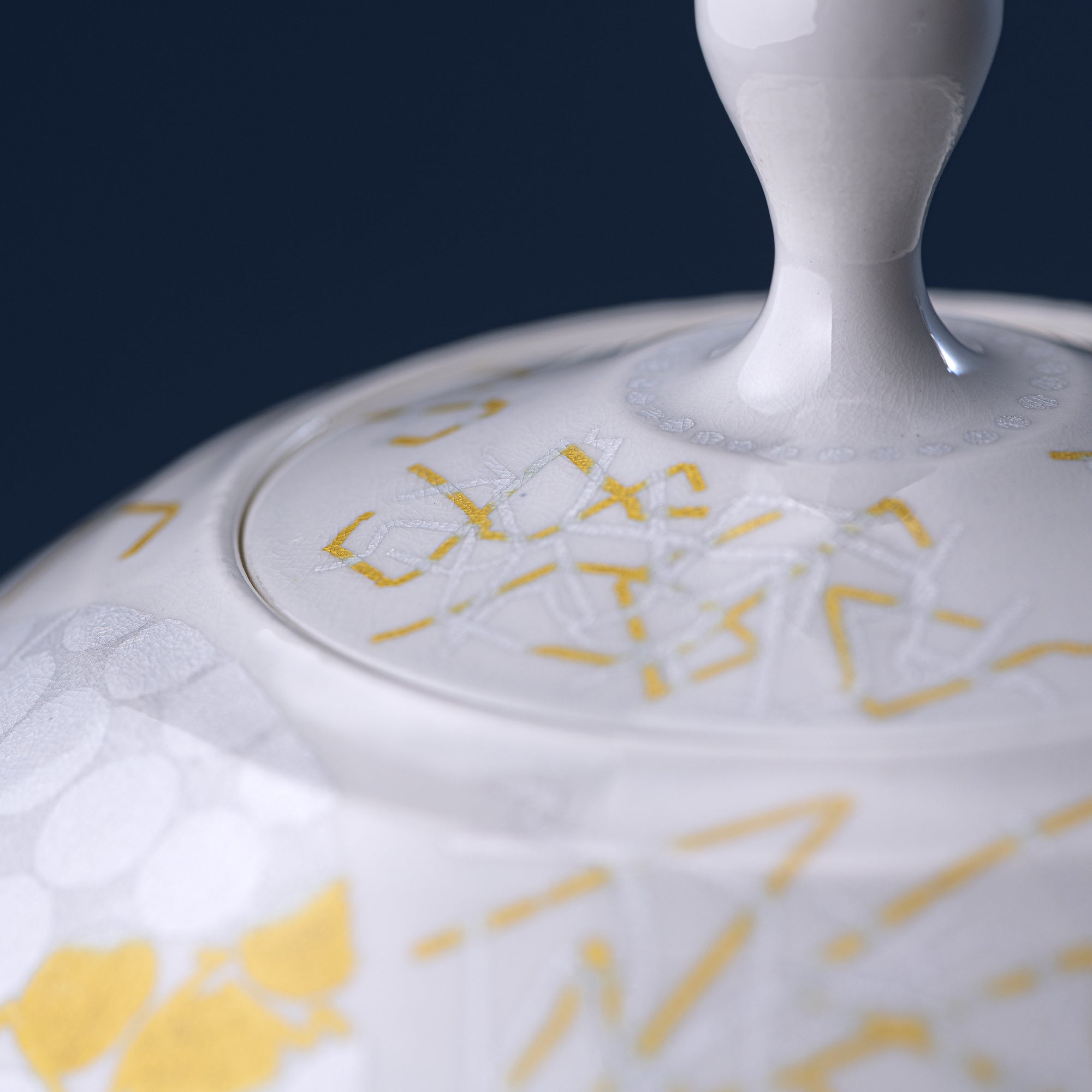 Yuri-Ginsai White Silver Circular Pattern Lidded Vase