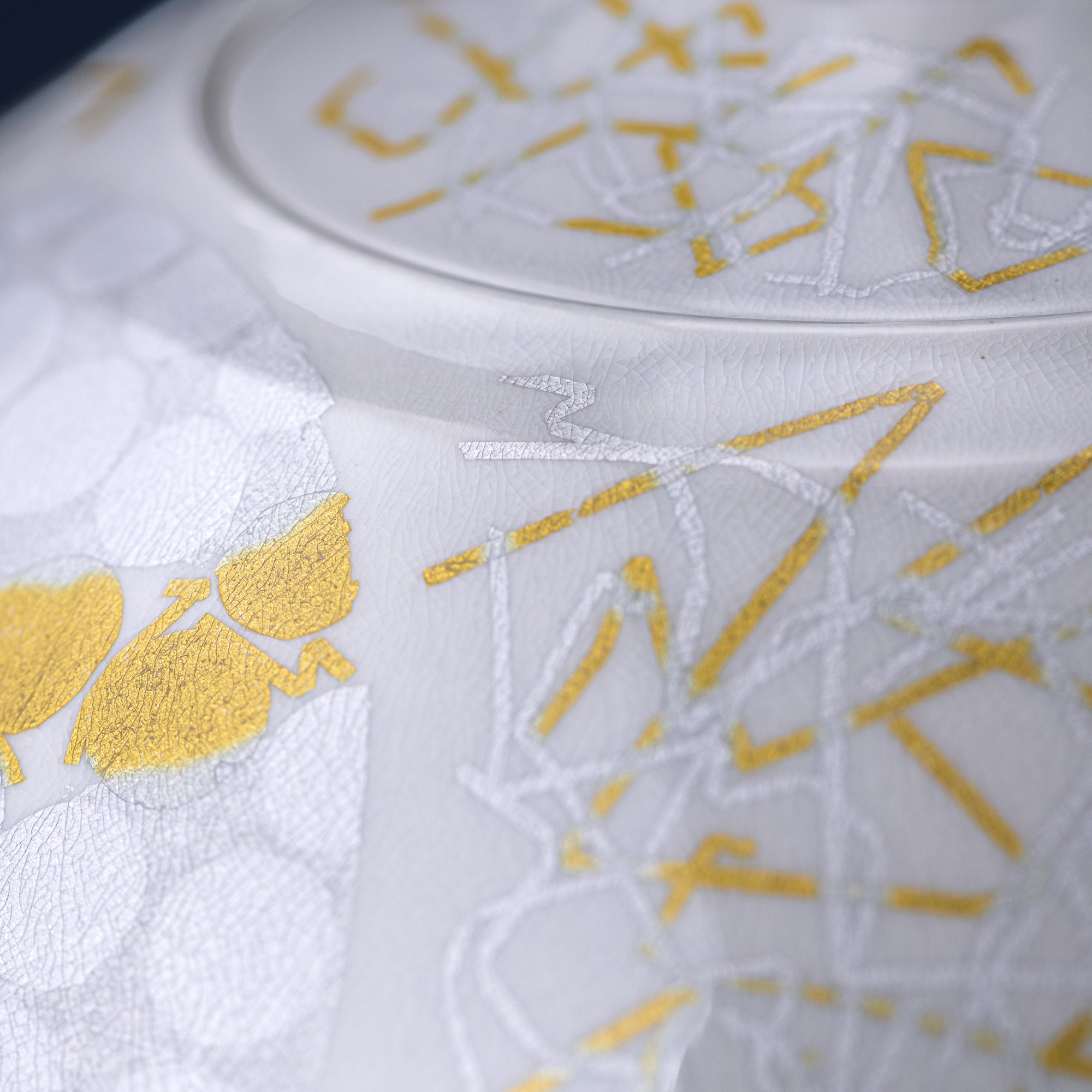 Yuri-Ginsai White Silver Circular Pattern Lidded Vase