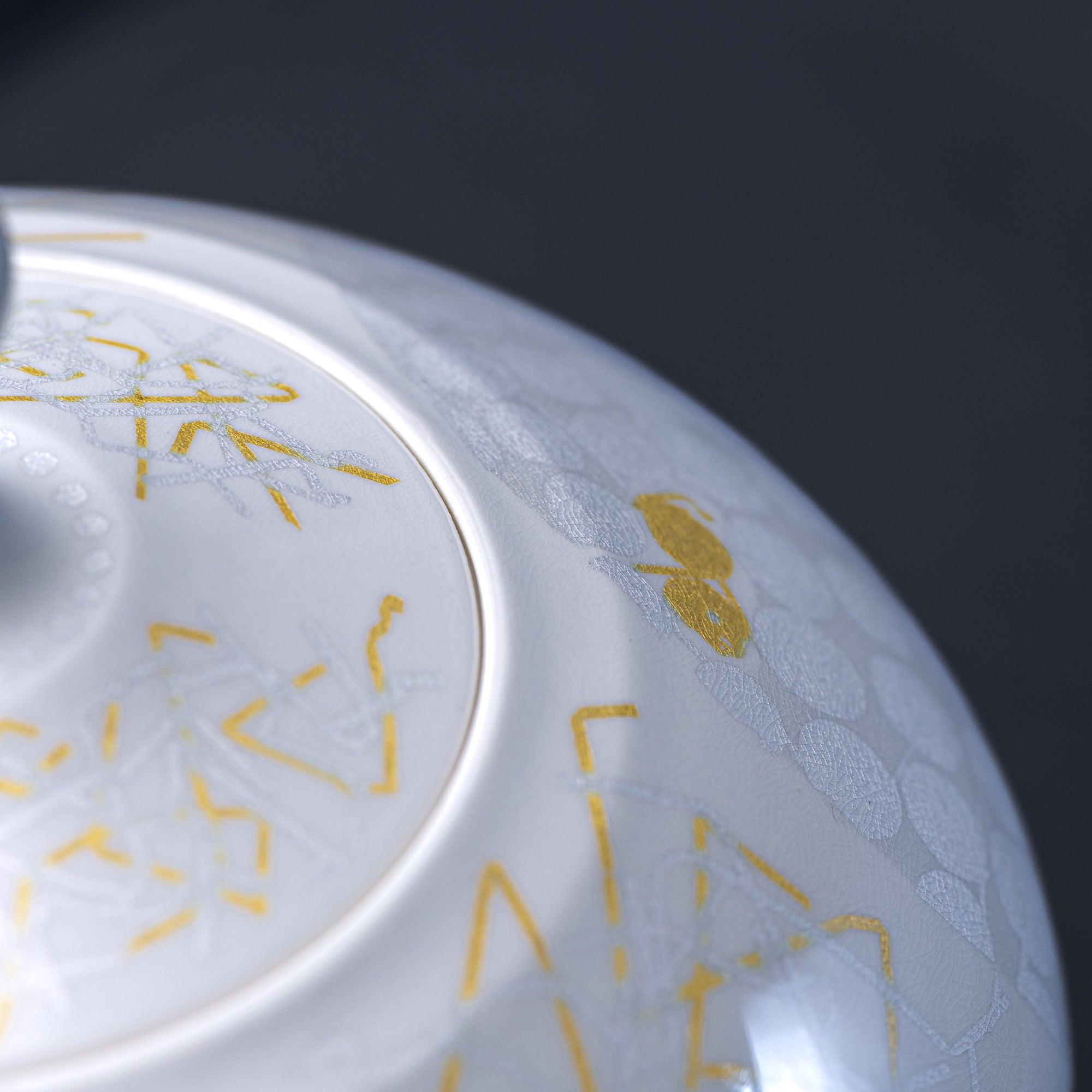 Yuri-Ginsai White Silver Circular Pattern Lidded Vase
