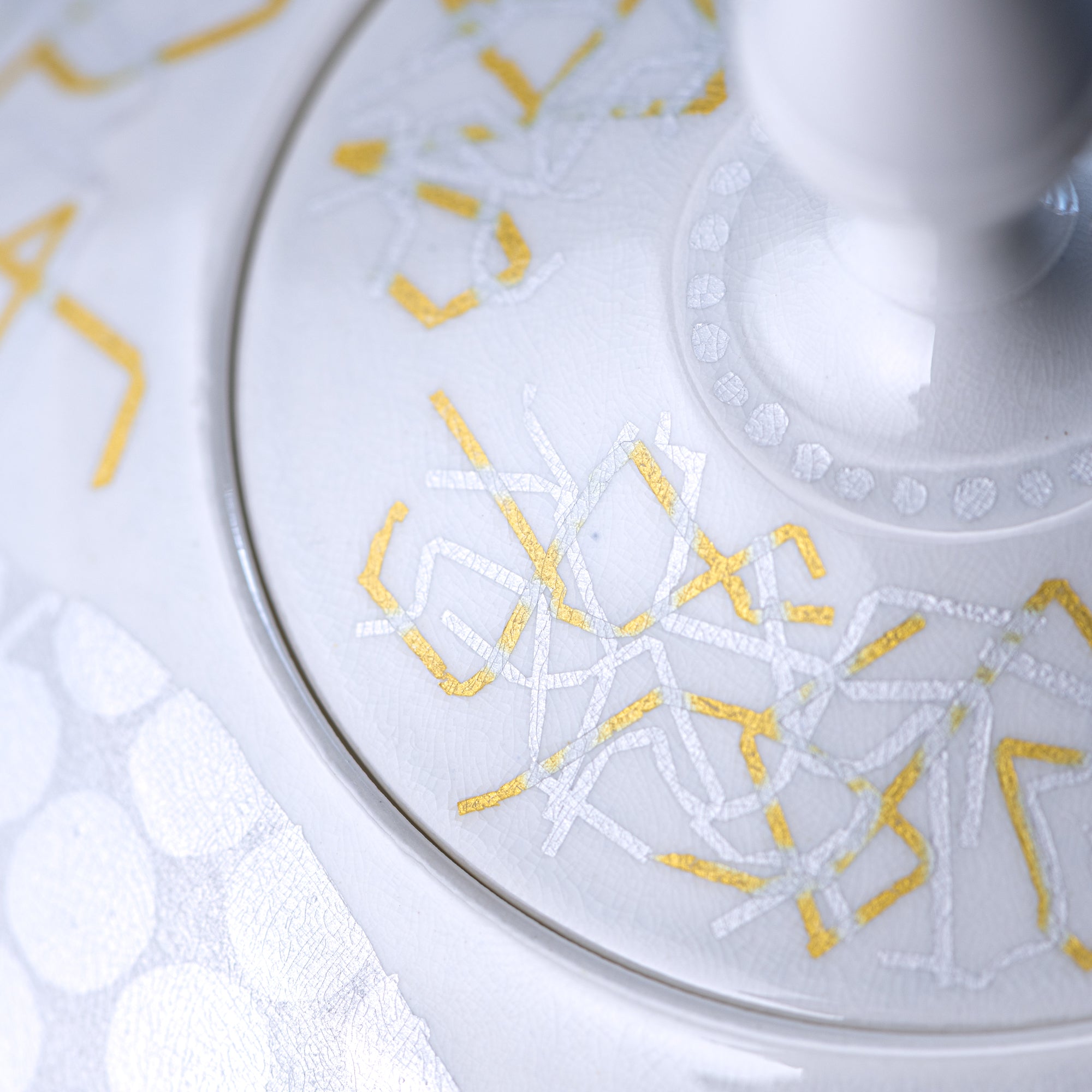 Yuri-Ginsai White Silver Circular Pattern Lidded Vase