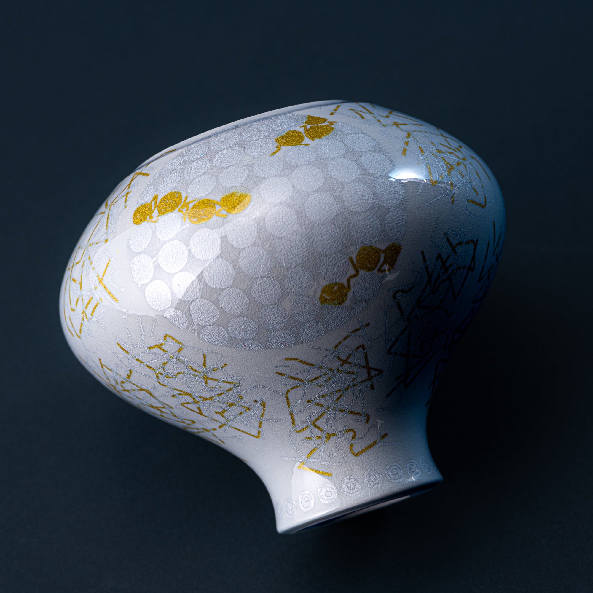 Yuri-Ginsai White Silver Circular Pattern Lidded Vase