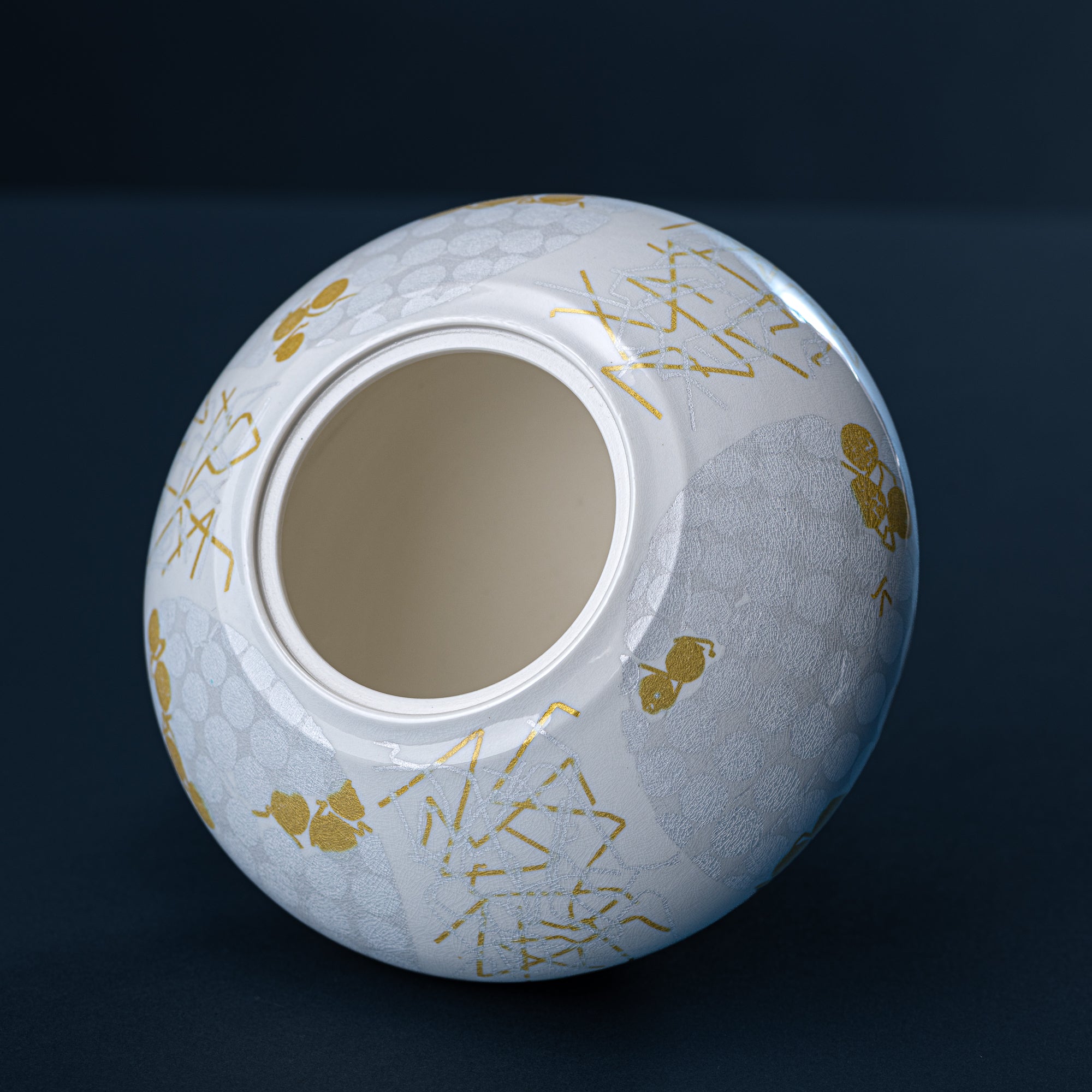 Yuri-Ginsai White Silver Circular Pattern Lidded Vase