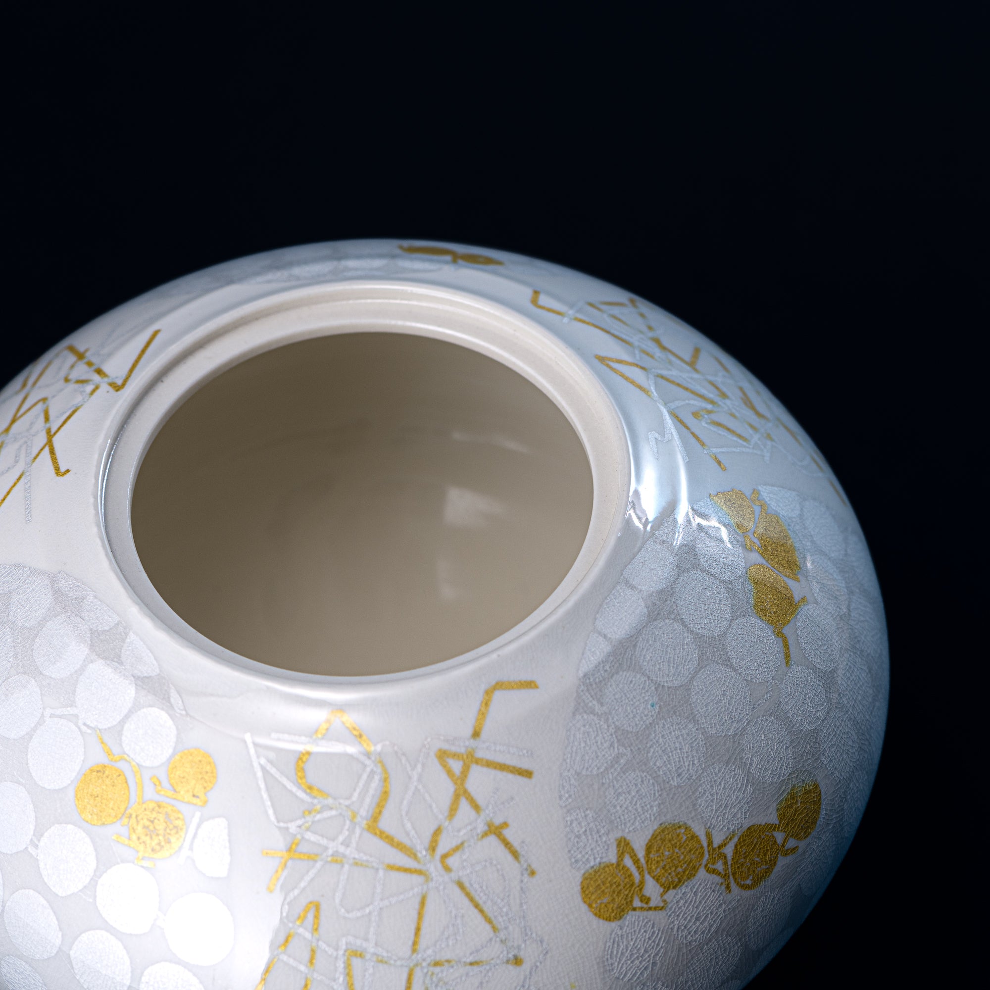 Yuri-Ginsai White Silver Circular Pattern Lidded Vase
