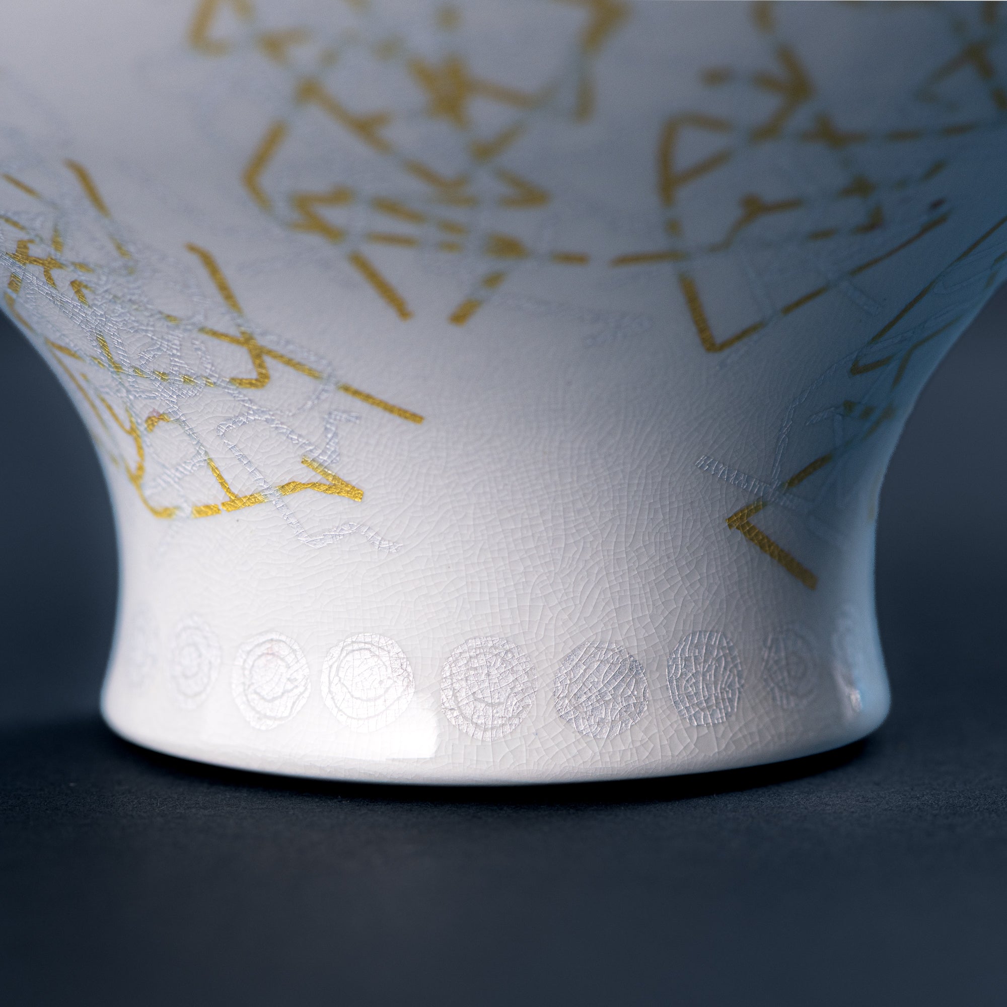 Yuri-Ginsai White Silver Circular Pattern Lidded Vase